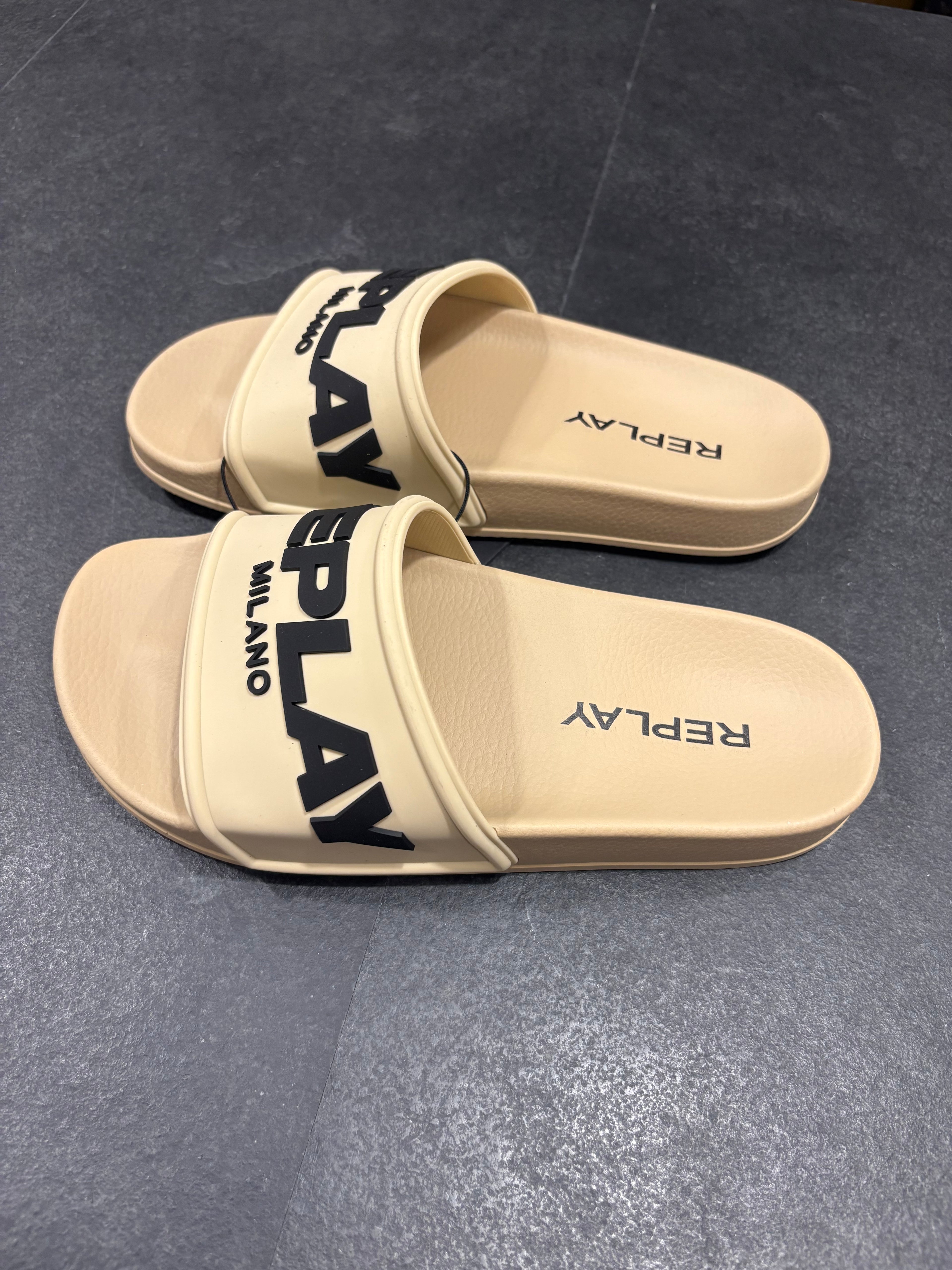 Dámské béžové pantofle REPLAY s černým nápisem REPLAY MILANO.