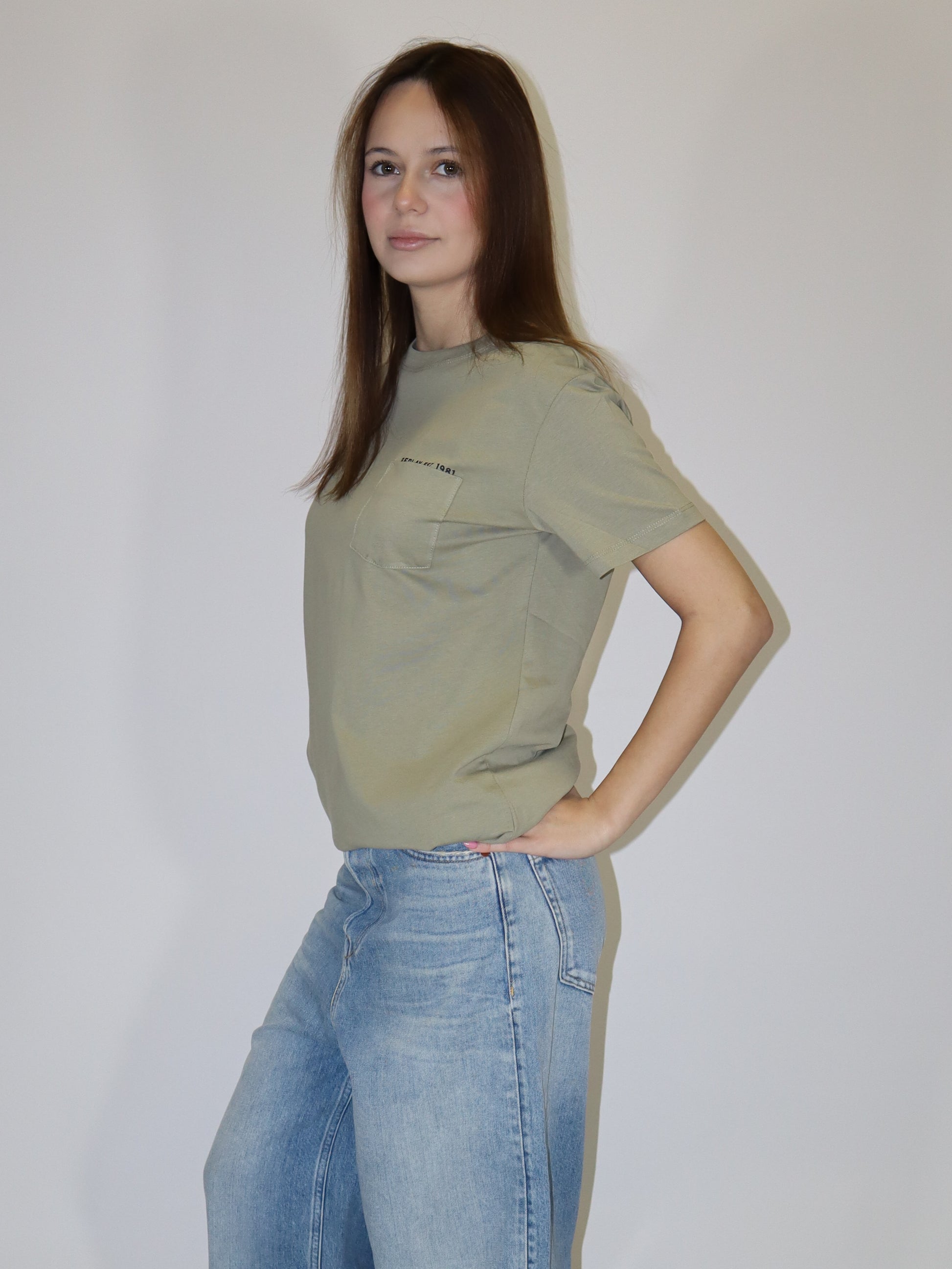 REPLAY DÁMSKÉ TRIČKO REGULAR STŘIHU S NÁPRSNÍ KAPSOU