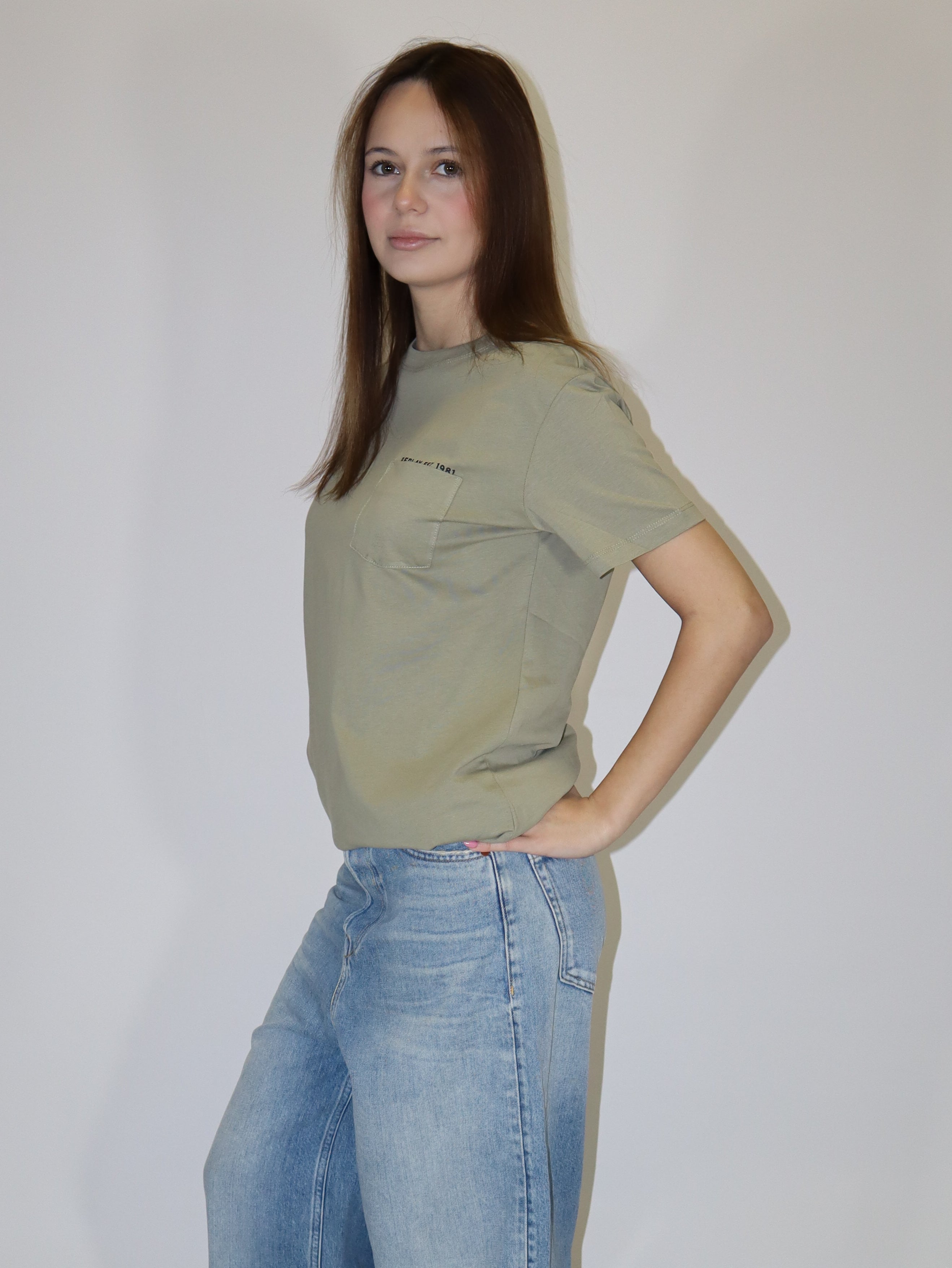 REPLAY DÁMSKE TRIČKO REGULAR FIT S NÁPRSNÝM VRECKOM 