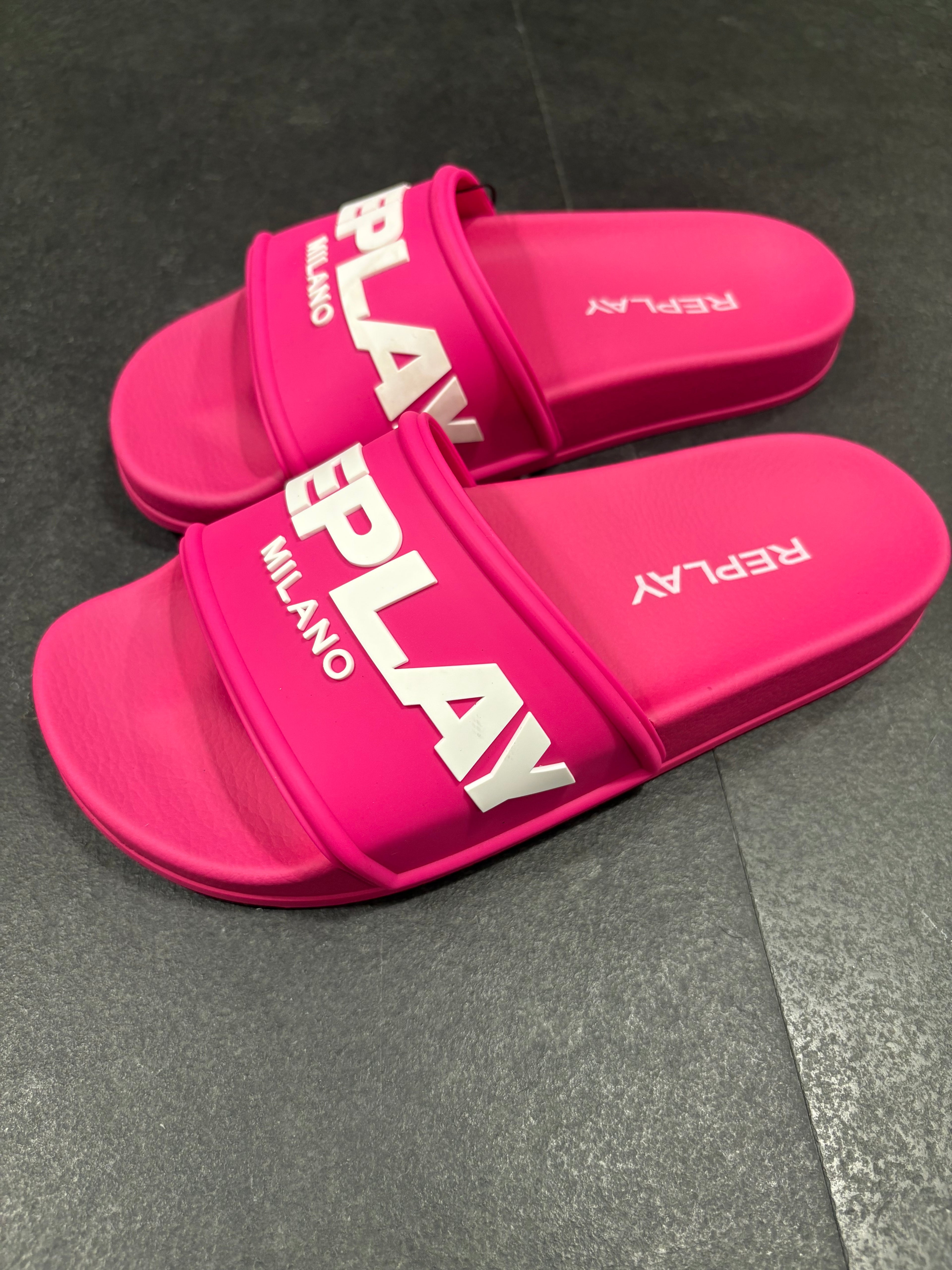 Dámské růžové pantofle REPLAY s bílým nápisem REPLAY MILANO.