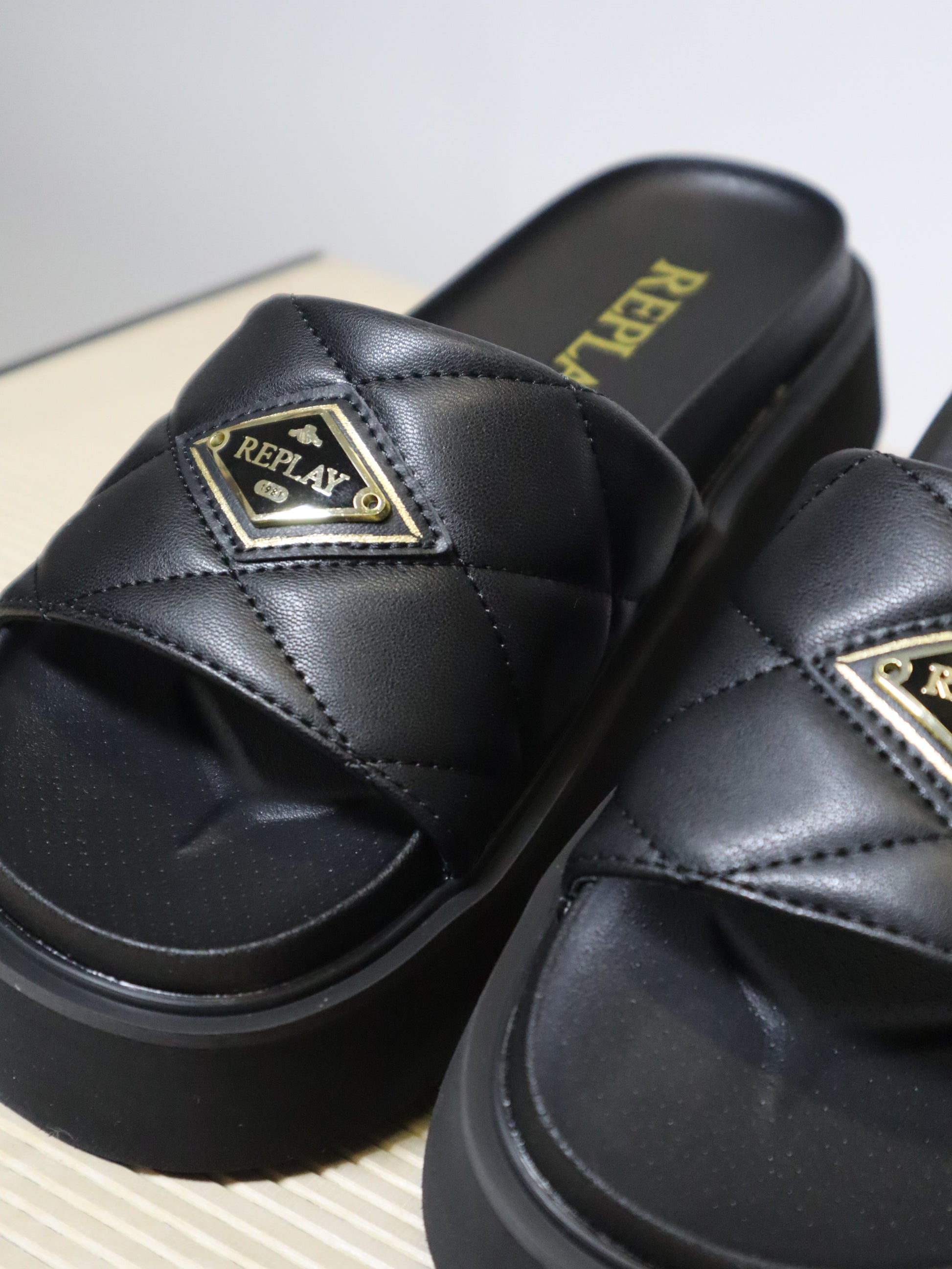 REPLAY DÁMSKÉ PANTOFLE S LOGEM