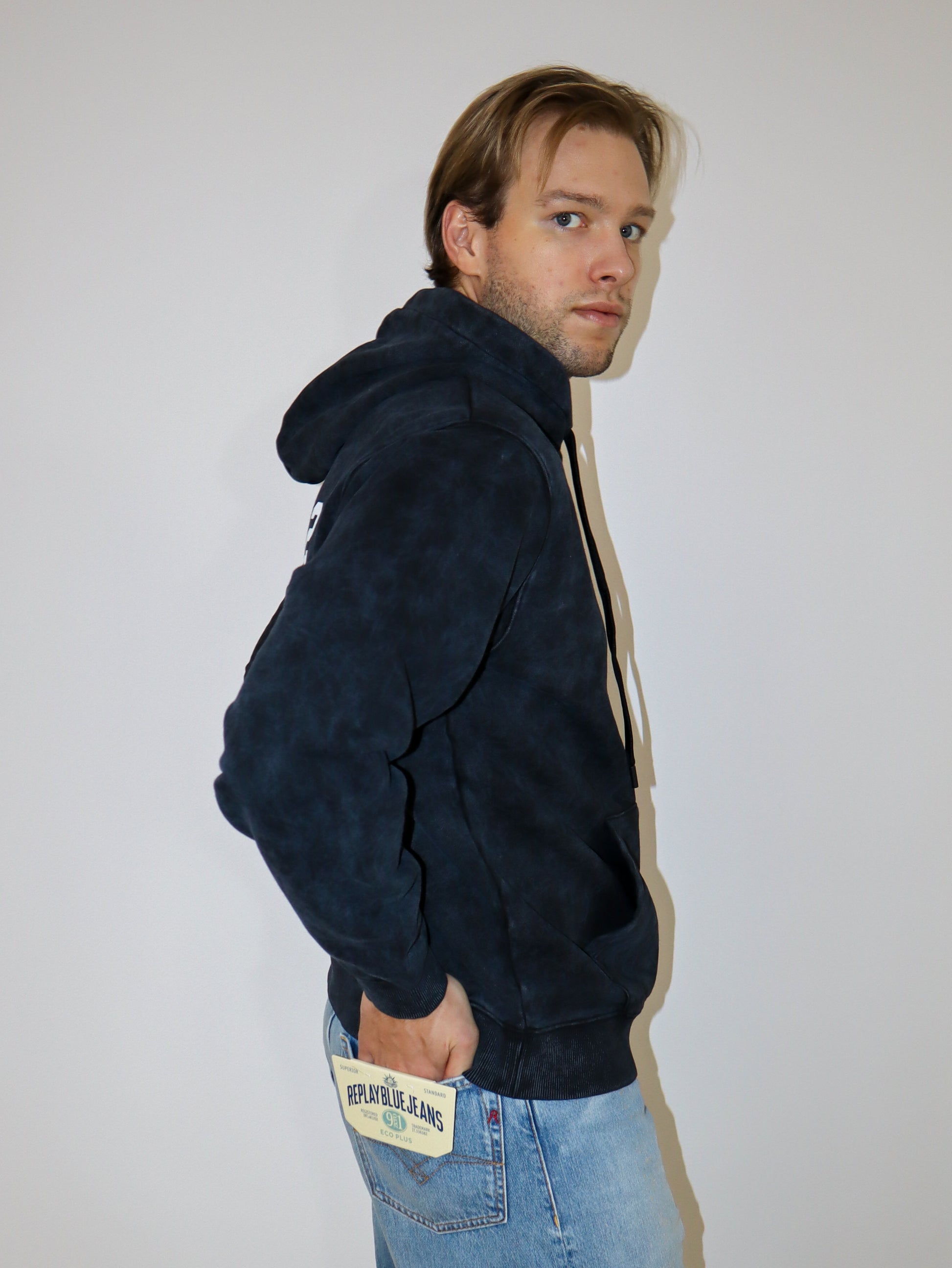 REPLAY PÁNSKÁ MIKINA S KAPUCÍ A POTISKEM ČÍSEL