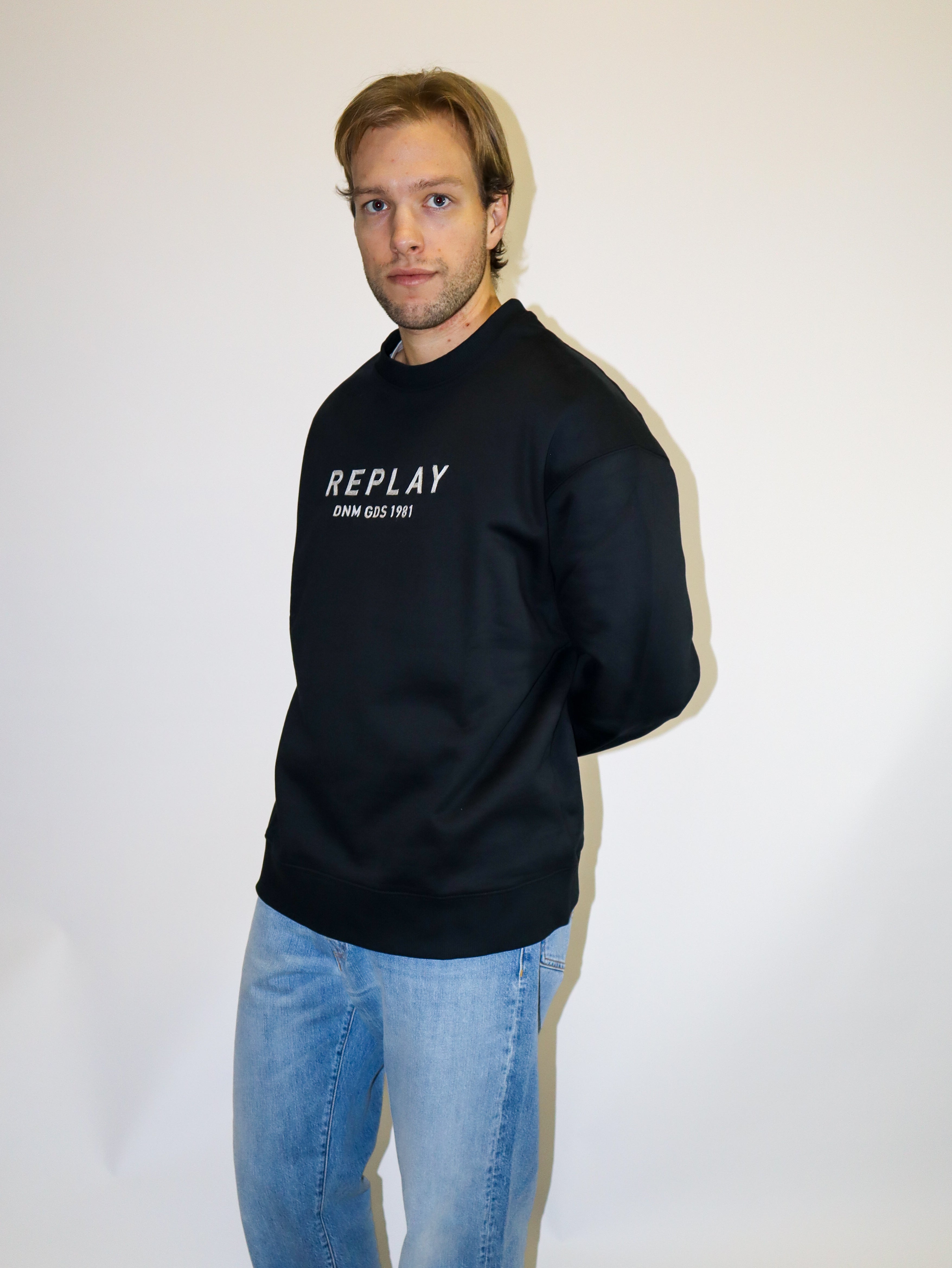 REPLAY PÁNSKA MIKINA UVOĽNENÉHO STRIHU S NÁPISOM