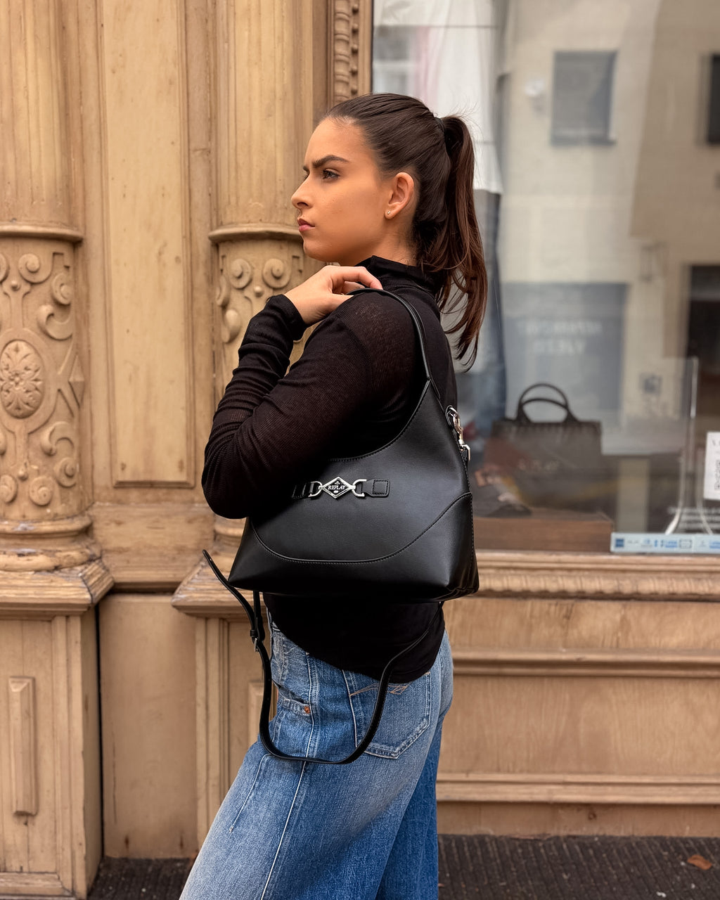 DÁMSKÁ HOBO KABELKA REPLAY S KOVOVOU SPONOU S LOGEM A CROSSBODY POPRUHEM - FW01BY .000.A7243S