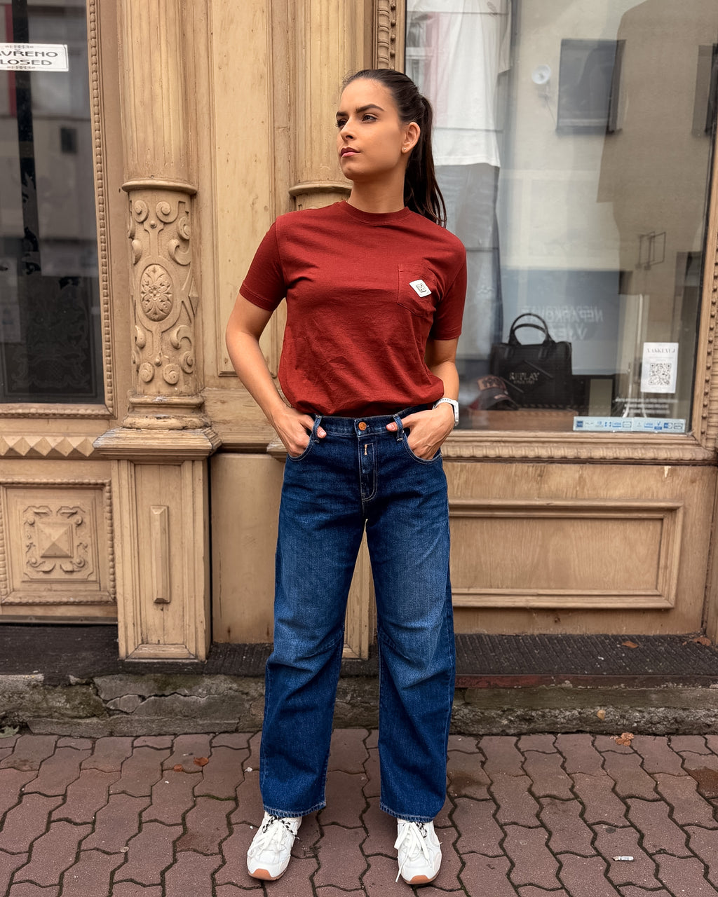 DÁMSKE DŽÍNSY REPLAY JANIE BARREL FIT S NÍZKYM PÁSOM