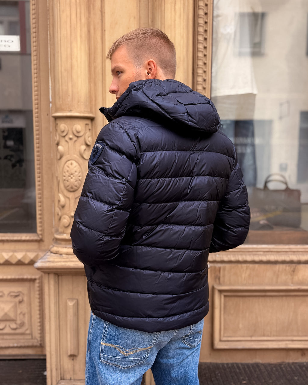 PÁNSKÁ PÉŘOVÁ BUNDA BLAUER S HORIZONTÁLNÍM PROŠÍVÁNÍM A LESKLÝM POVRCHEM - 26WBLUC03044006047