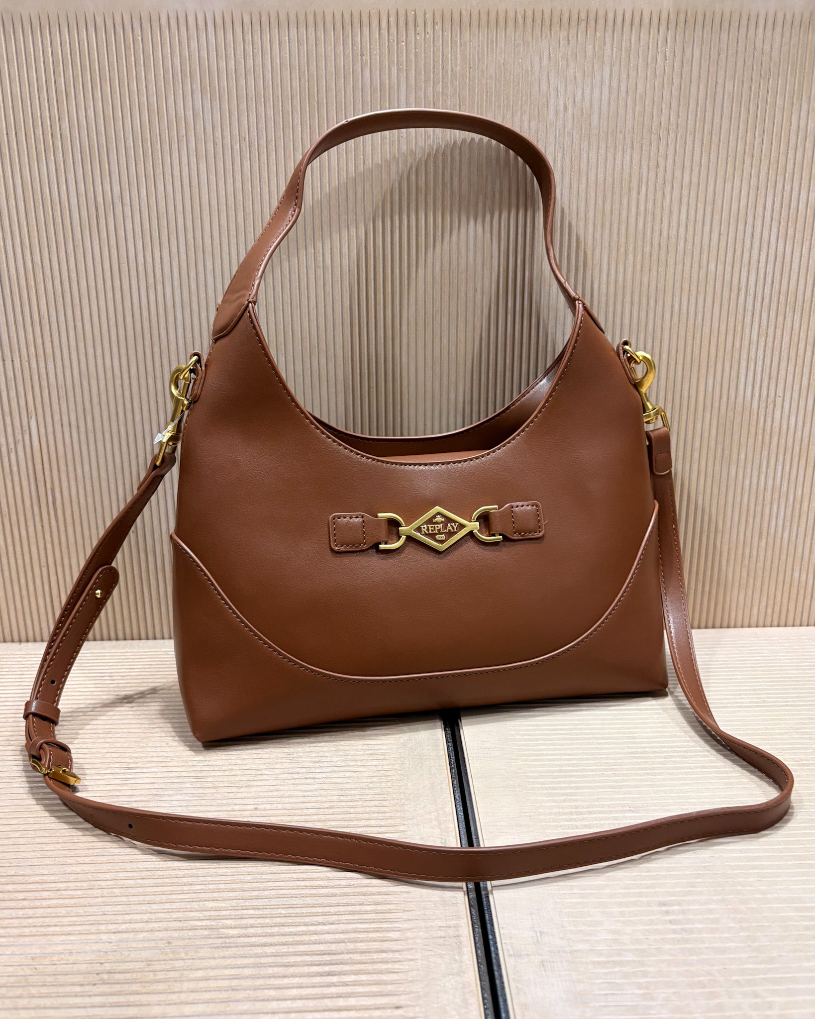 DÁMSKÁ HOBO KABELKA REPLAY S KOVOVOU SPONOU A CROSSBODY POPRUHEM