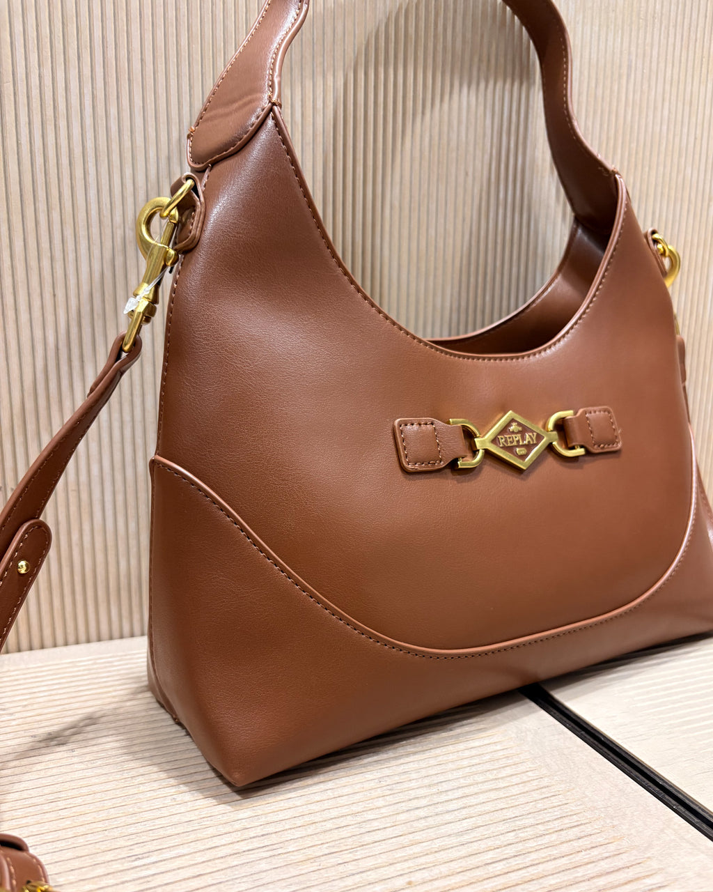 DÁMSKÁ HOBO KABELKA REPLAY S KOVOVOU SPONOU S LOGEM A CROSSBODY POPRUHEM - FW01BY .000.A7243S