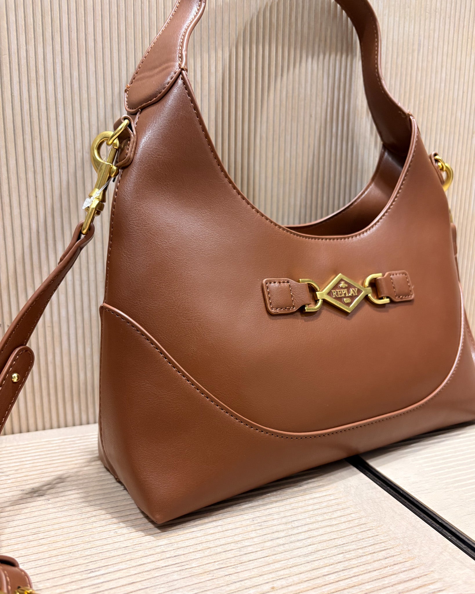 DÁMSKÁ HOBO KABELKA REPLAY S KOVOVOU SPONOU S LOGEM A CROSSBODY POPRUHEM - FW01BY .000.A7243S