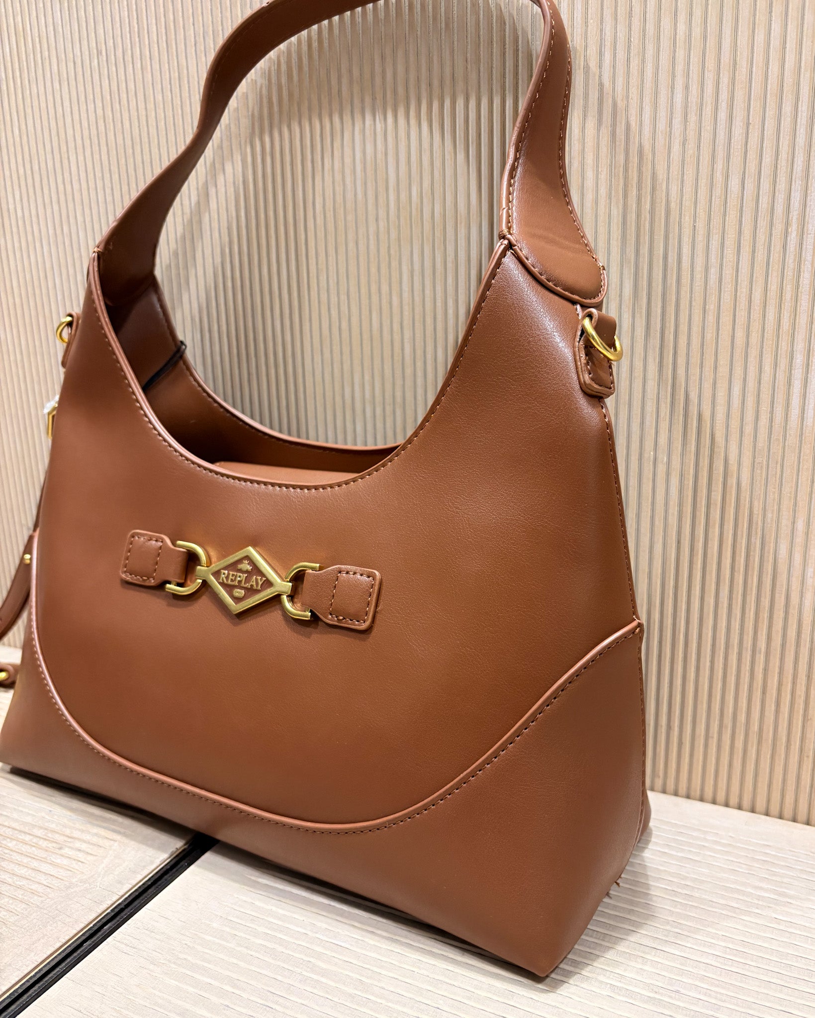 DÁMSKÁ HOBO KABELKA REPLAY S KOVOVOU SPONOU S LOGEM A CROSSBODY POPRUHEM - FW01BY .000.A7243S