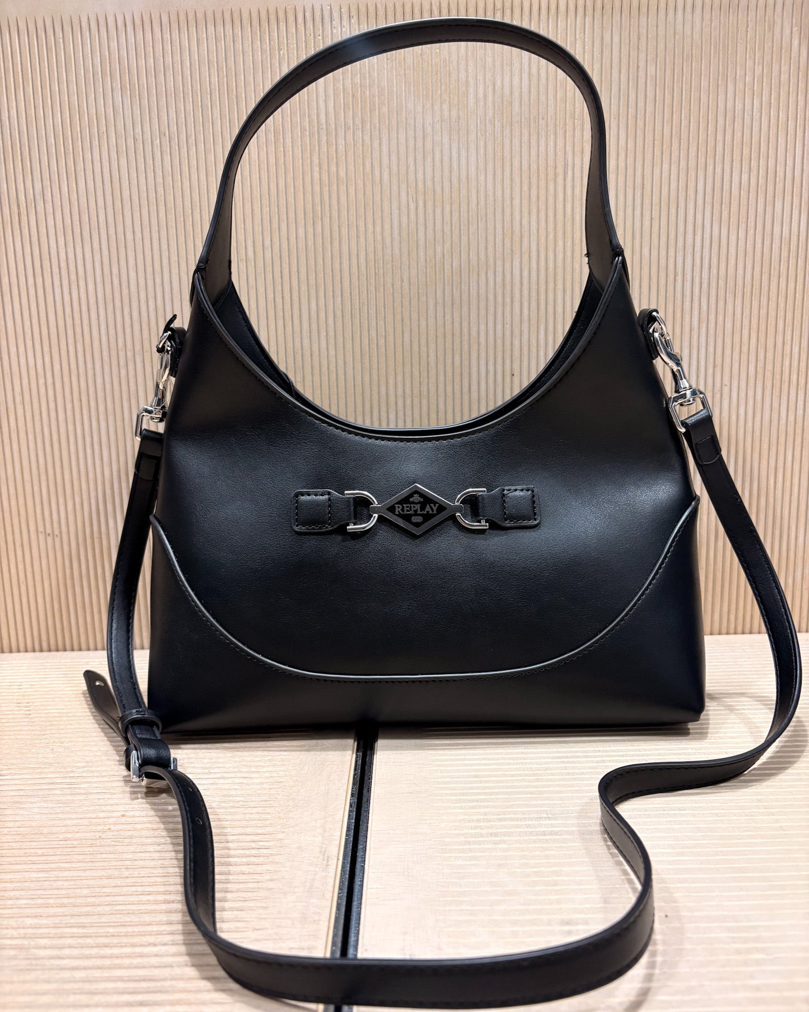 DÁMSKÁ HOBO KABELKA REPLAY S KOVOVOU SPONOU S LOGEM A CROSSBODY POPRUHEM - FW01BY .000.A7243S