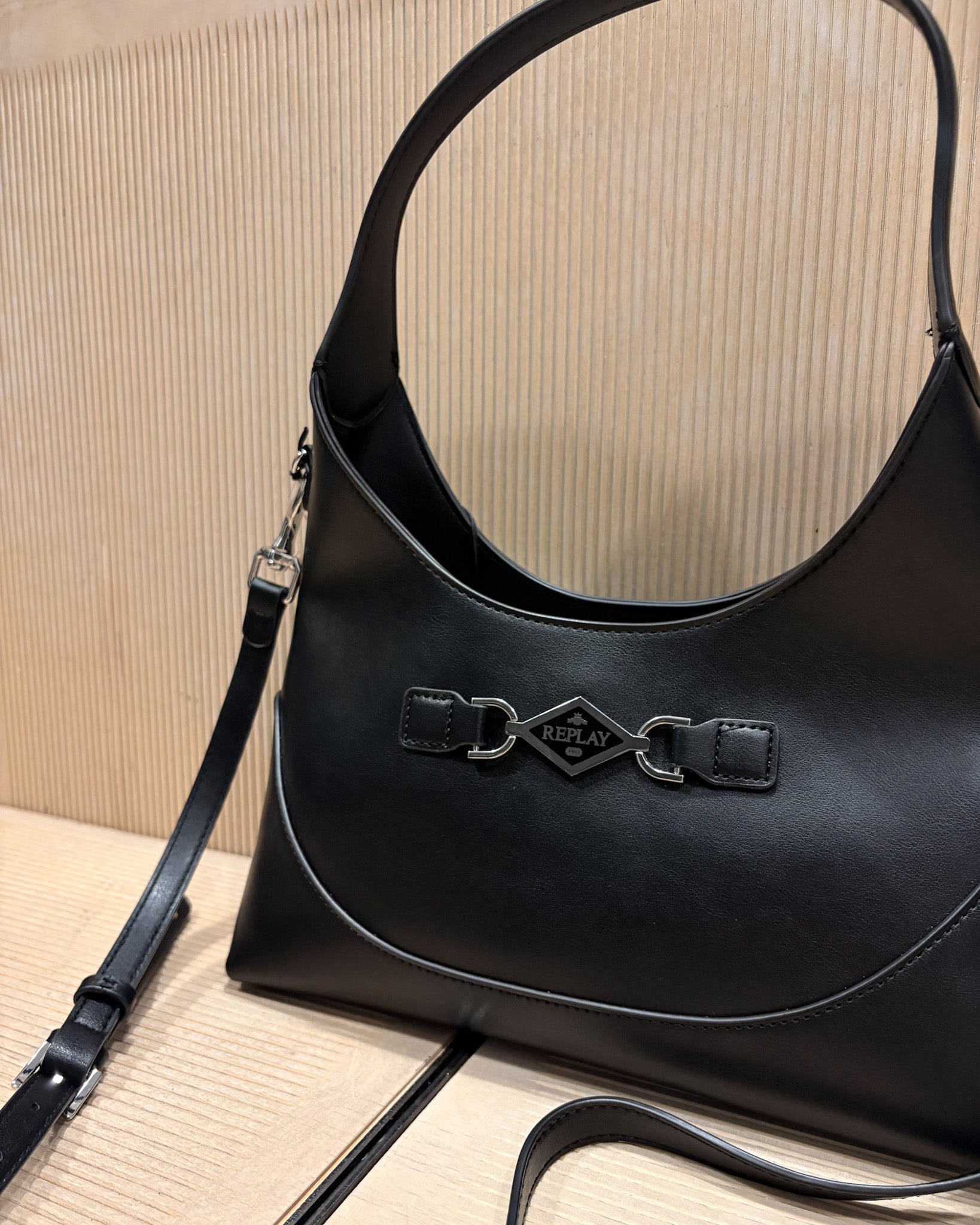 DÁMSKÁ HOBO KABELKA REPLAY S KOVOVOU SPONOU S LOGEM A CROSSBODY POPRUHEM - FW01BY .000.A7243S