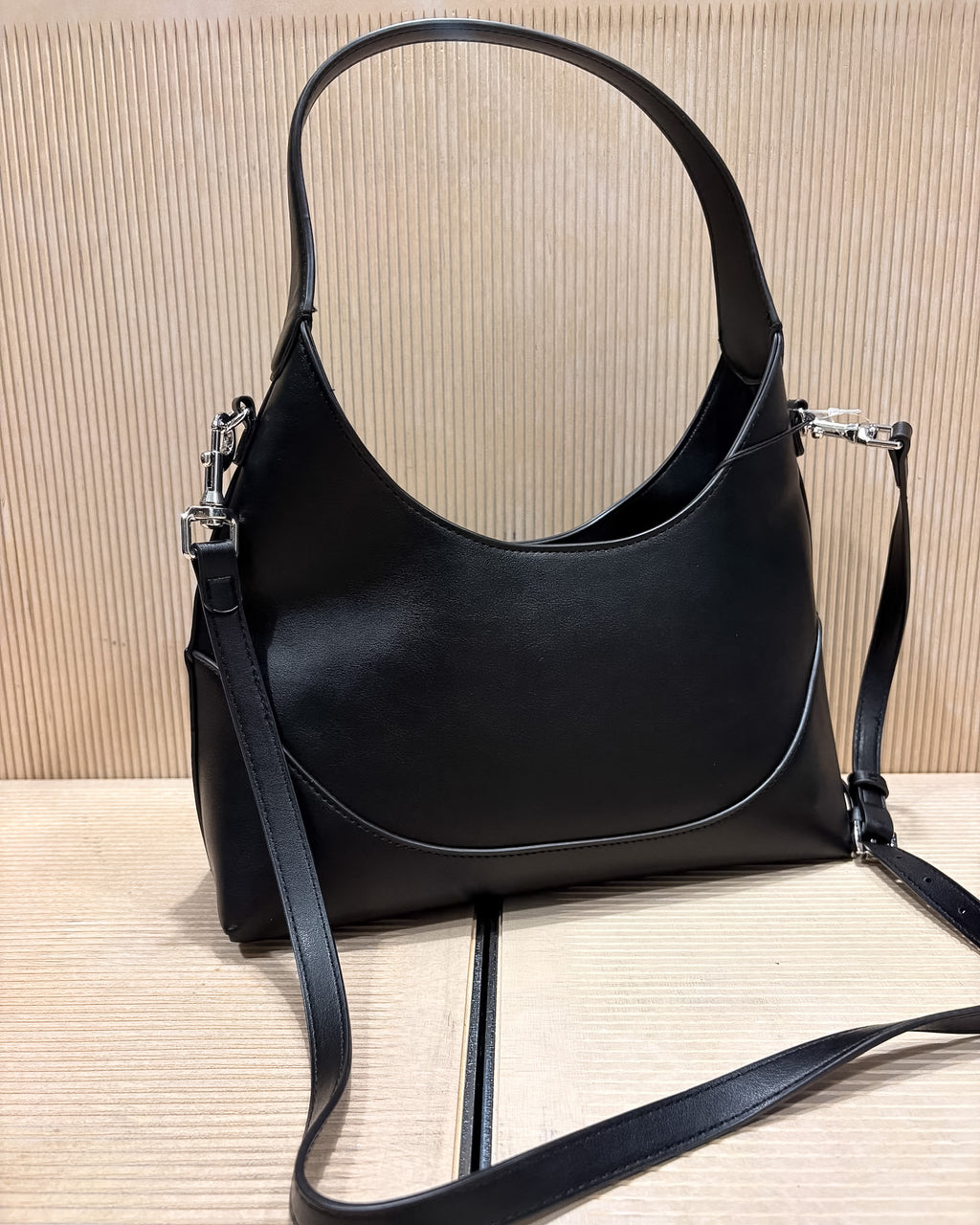 DÁMSKÁ HOBO KABELKA REPLAY S KOVOVOU SPONOU S LOGEM A CROSSBODY POPRUHEM - FW01BY .000.A7243S