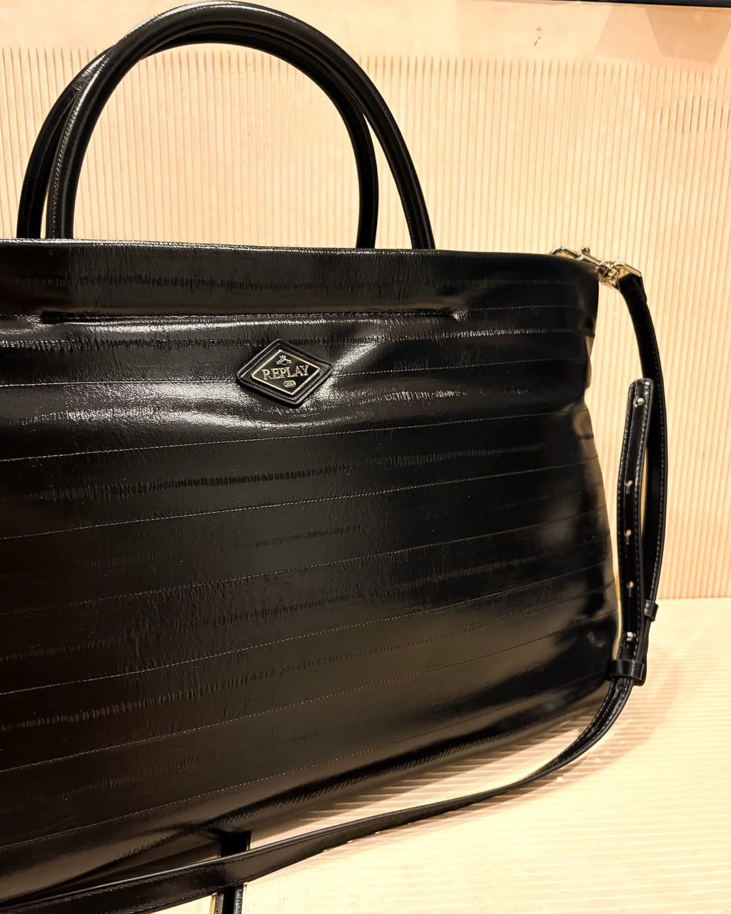 REPLAY SHOPPER FÜR DAMEN MIT GLÄNZENDER OBERFLÄCHE - FW01BR .000.A7243S