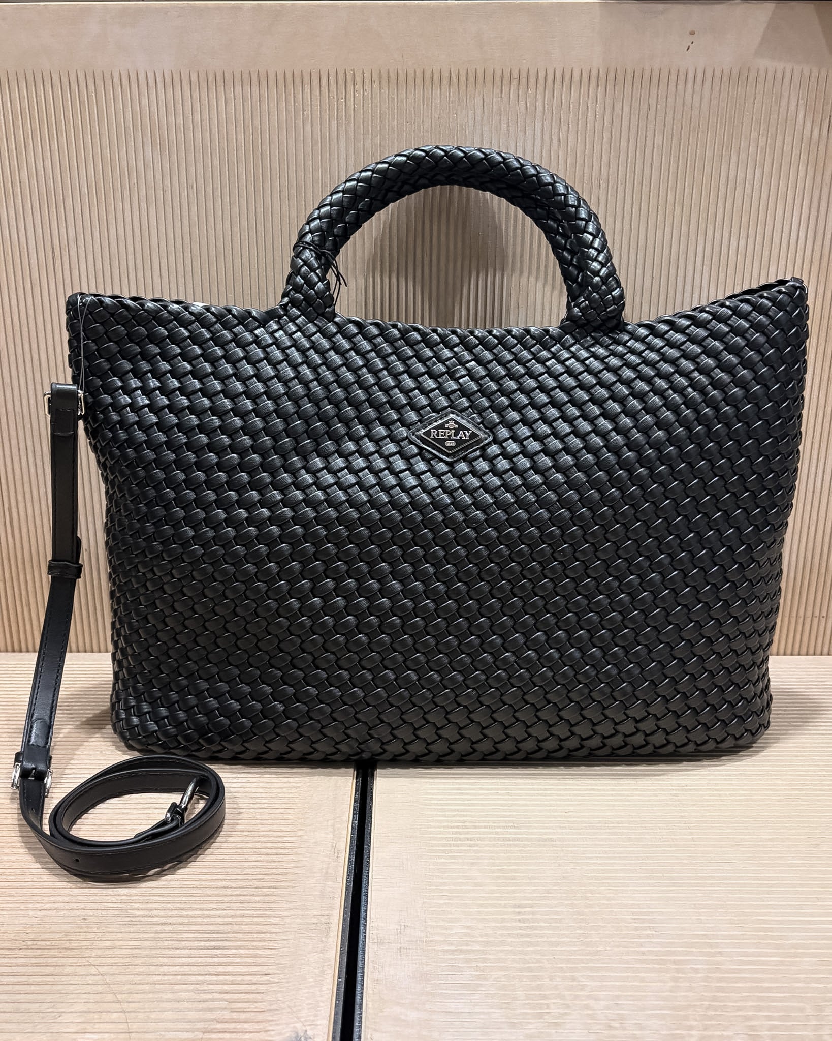 DÁMSKÁ TOTE BAG REPLAY S PLETÉNÝM VZOREM A ODNÍMATELNÝM CROSSBODY POPRUHEM - FW01CH .000.A7243S