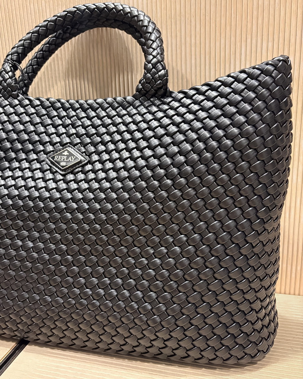 DÁMSKÁ TOTE BAG REPLAY S PLETÉNÝM VZOREM A ODNÍMATELNÝM CROSSBODY POPRUHEM - FW01CH .000.A7243S