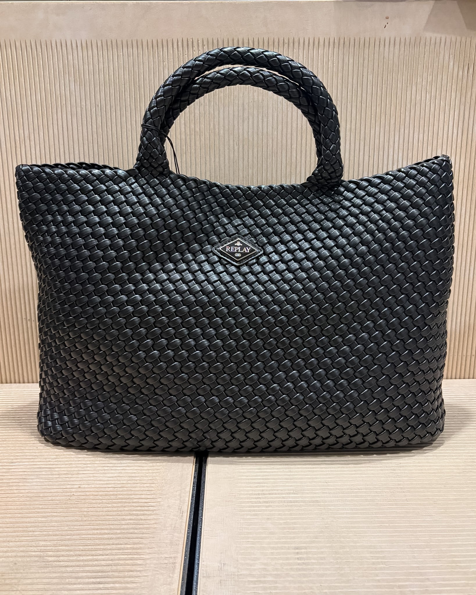 DÁMSKÁ TOTE BAG REPLAY S PLETÉNÝM VZOREM A ODNÍMATELNÝM CROSSBODY POPRUHEM - FW01CH .000.A7243S