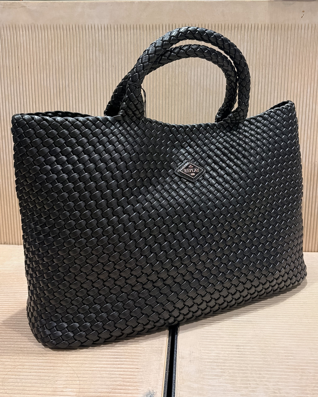 DÁMSKÁ TOTE BAG REPLAY S PLETÉNÝM VZOREM A ODNÍMATELNÝM CROSSBODY POPRUHEM - FW01CH .000.A7243S