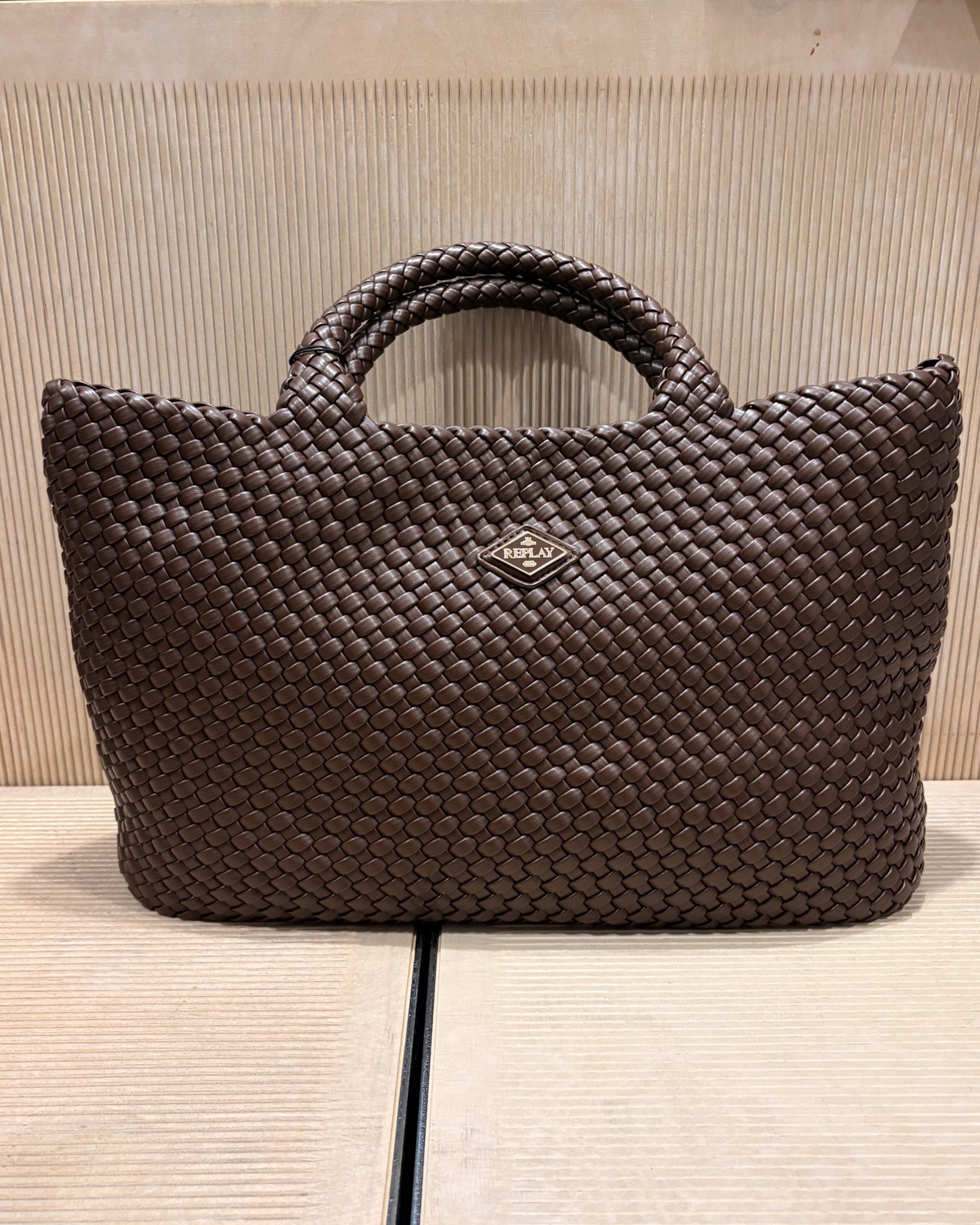 DÁMSKÁ TOTE BAG REPLAY S PLETÉNÝM VZOREM A ODNÍMATELNÝM CROSSBODY POPRUHEM - FW01CH .000.A7243S