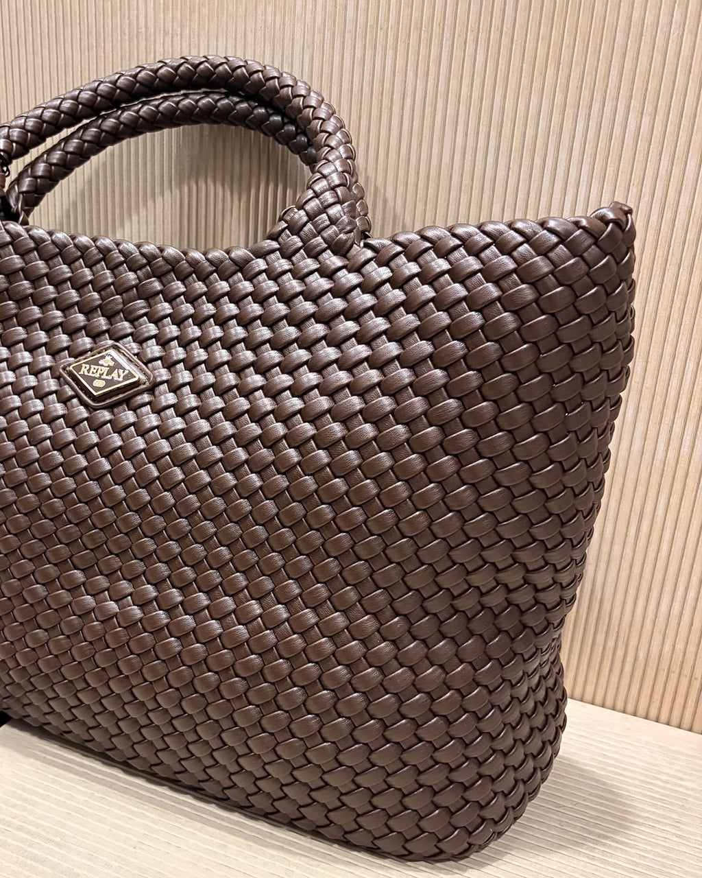 DÁMSKÁ TOTE BAG REPLAY S PLETÉNÝM VZOREM A ODNÍMATELNÝM CROSSBODY POPRUHEM - FW01CH .000.A7243S