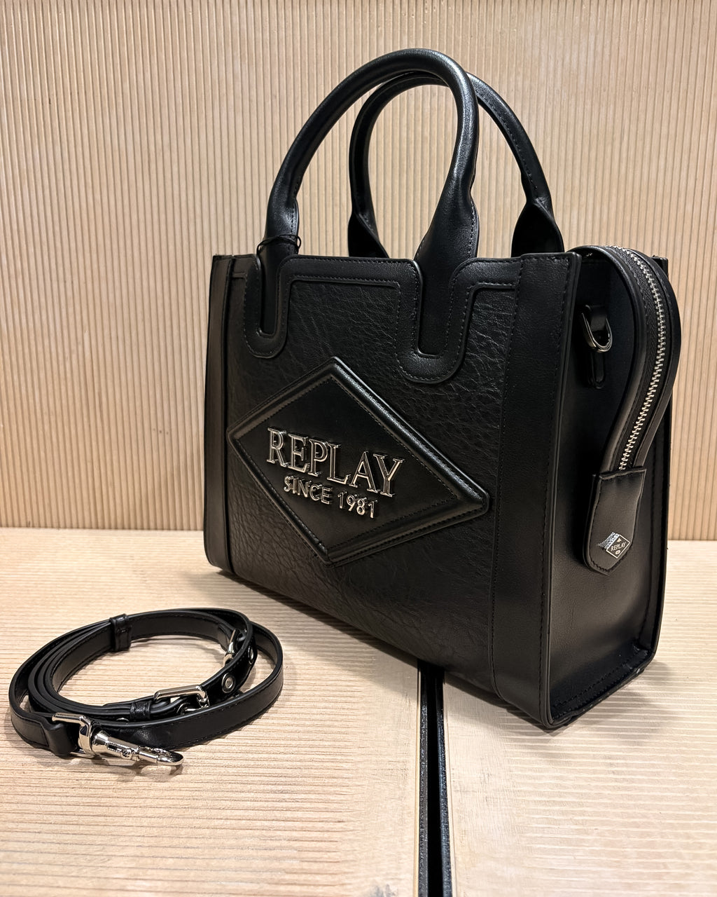 REPLAY NŐI TÁSKA „SINCE 1981” LOGÓVAL ÉS LEVEHETŐ PÁNTTAL