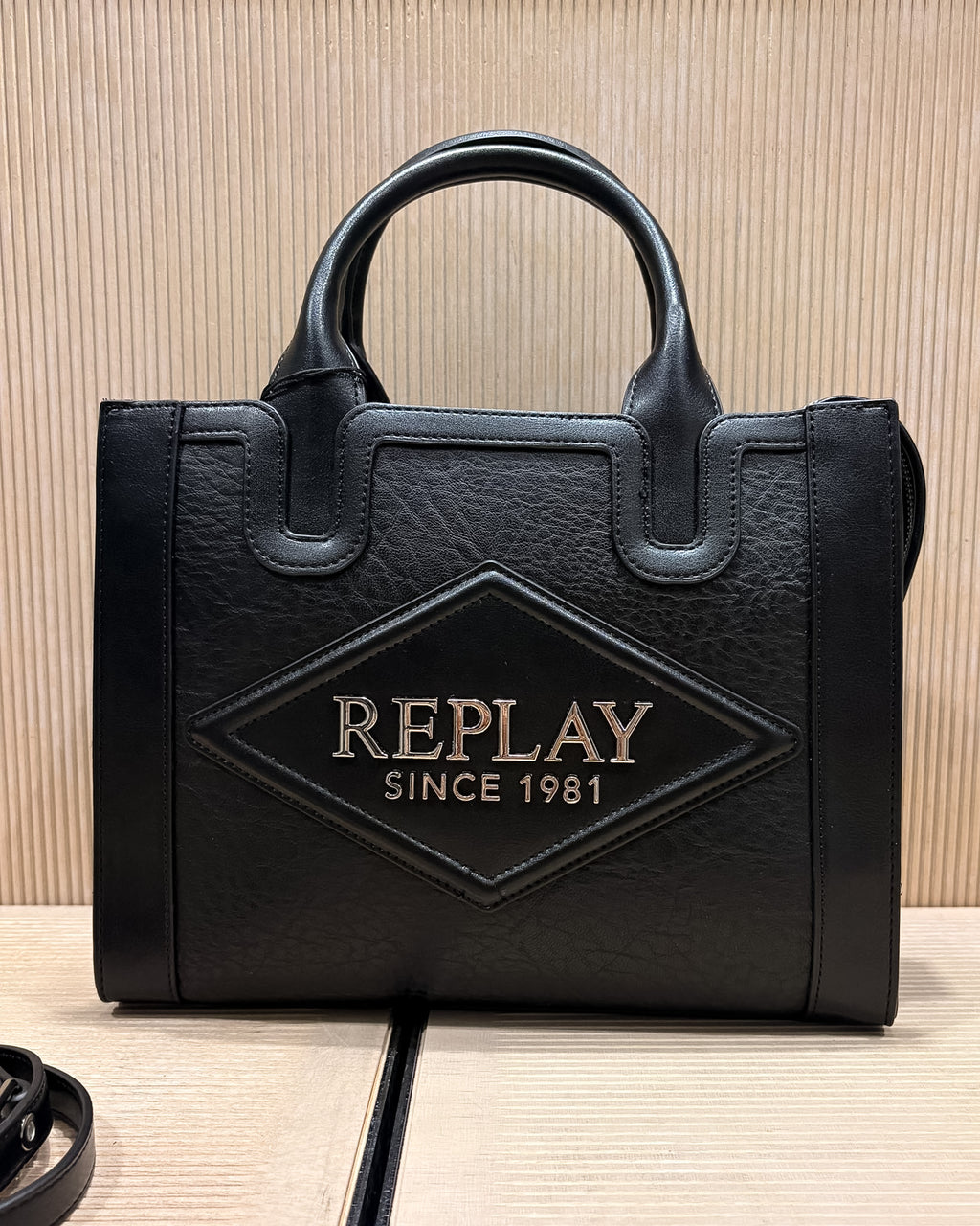REPLAY NŐI TÁSKA „SINCE 1981” LOGÓVAL ÉS LEVEHETŐ PÁNTTAL
