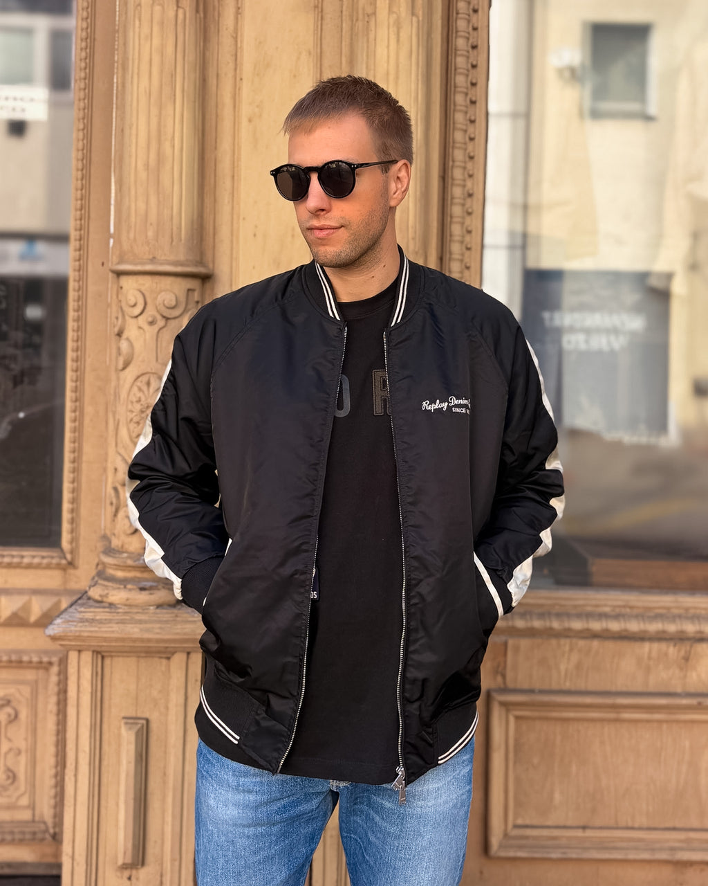 REPLAY BOMBERJACKE FÜR HERREN AUS NYLON-KÖPER MIT STICKEREI