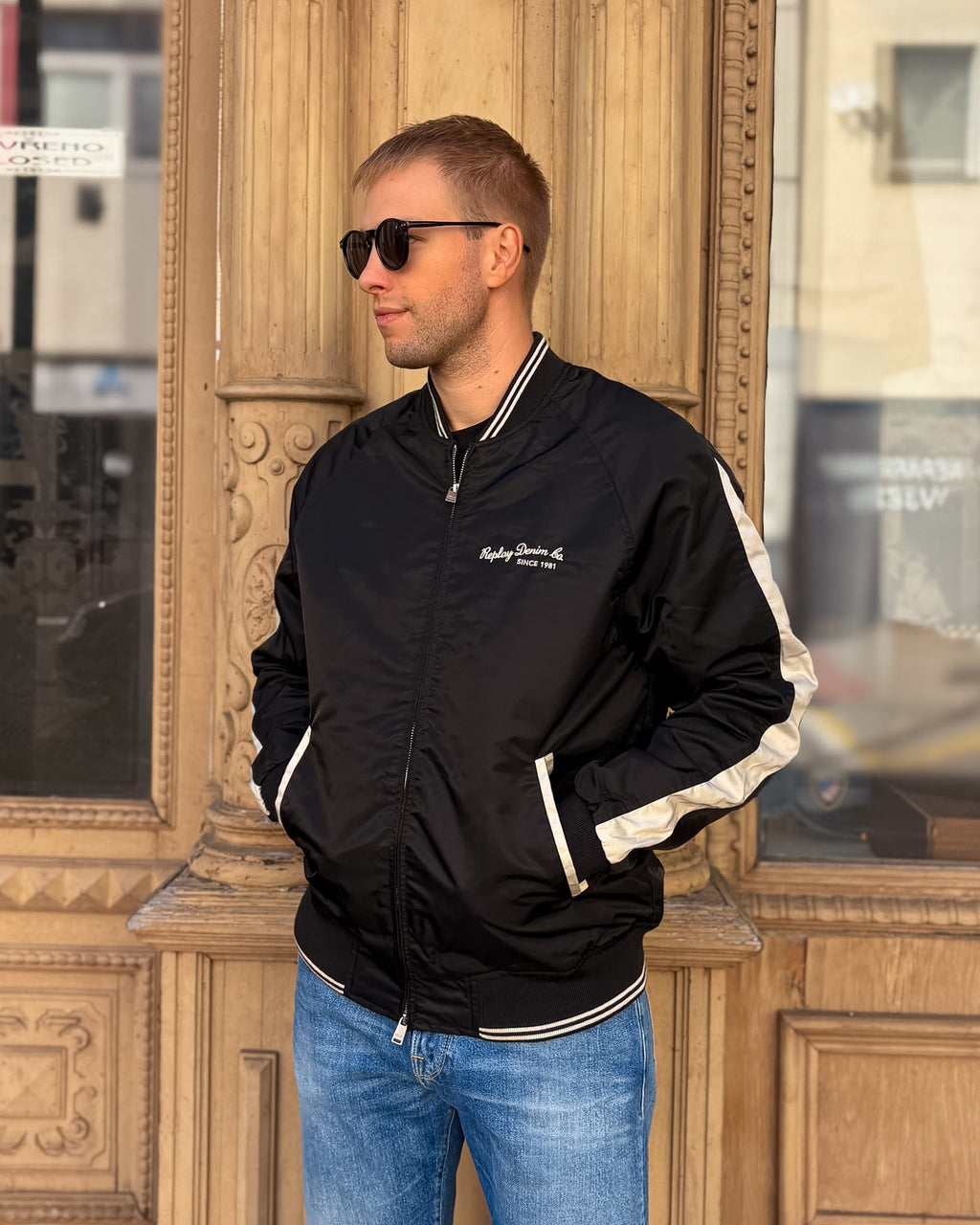 REPLAY BOMBERJACKE FÜR HERREN AUS NYLON-KÖPER MIT STICKEREI