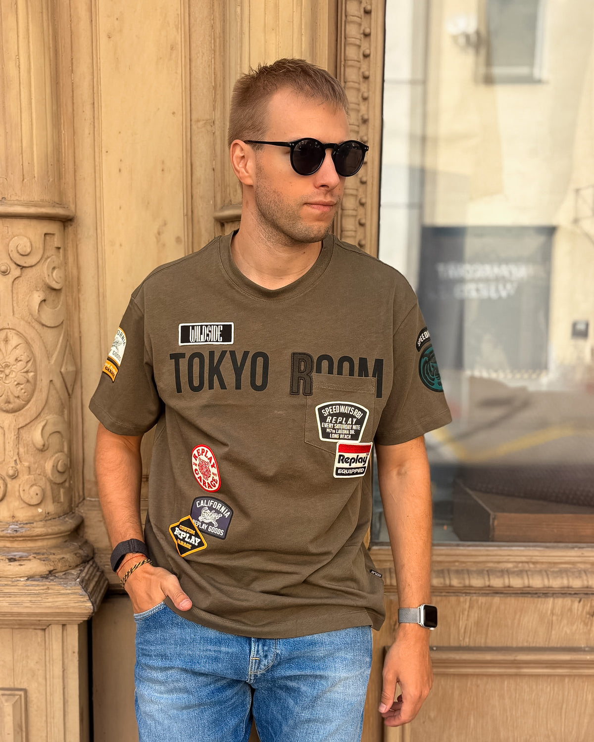 HERREN-T-SHIRT REPLAY RELAXED FIT MIT BRUSTTASCHE UND PATCHES – M13MA .000.7242KW