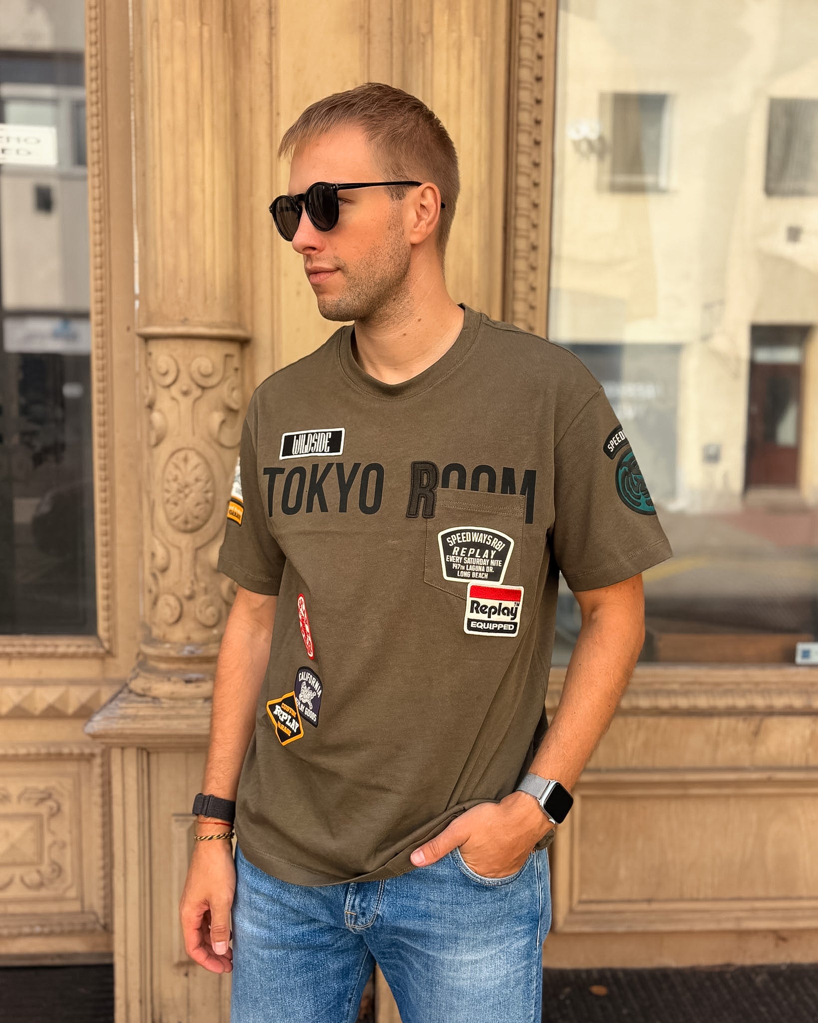 HERREN-T-SHIRT REPLAY RELAXED FIT MIT BRUSTTASCHE UND PATCHES – M13MA .000.7242KW