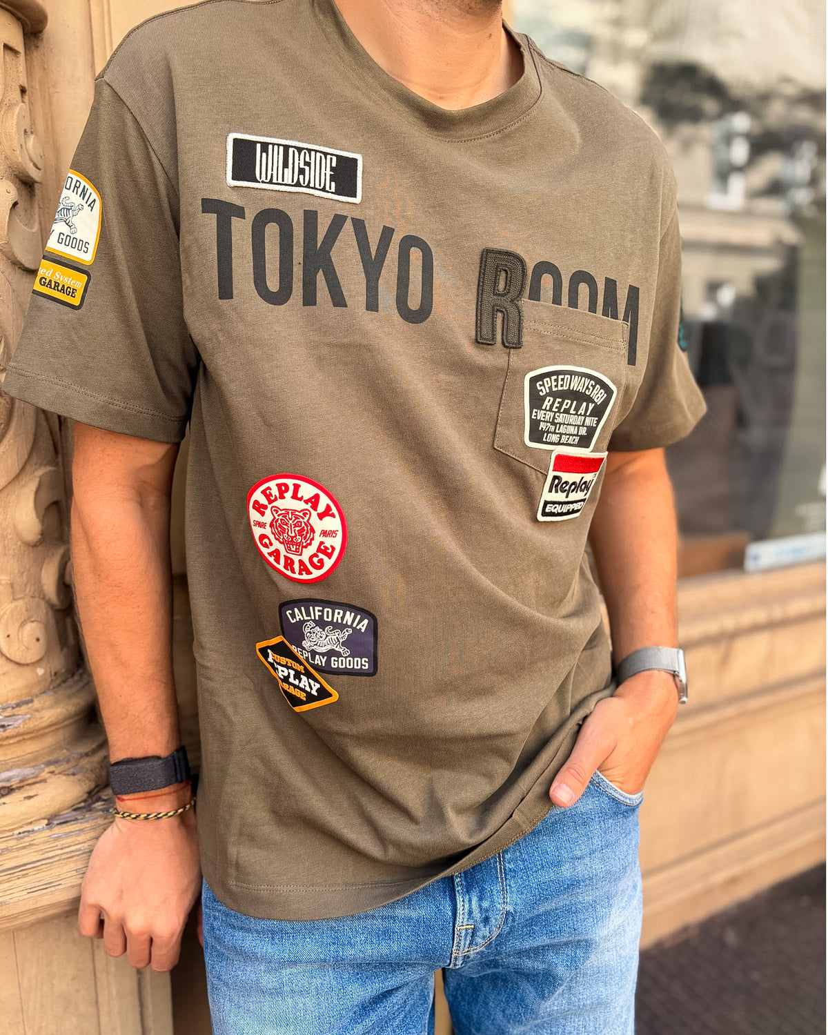 HERREN-T-SHIRT REPLAY RELAXED FIT MIT BRUSTTASCHE UND PATCHES – M13MA .000.7242KW