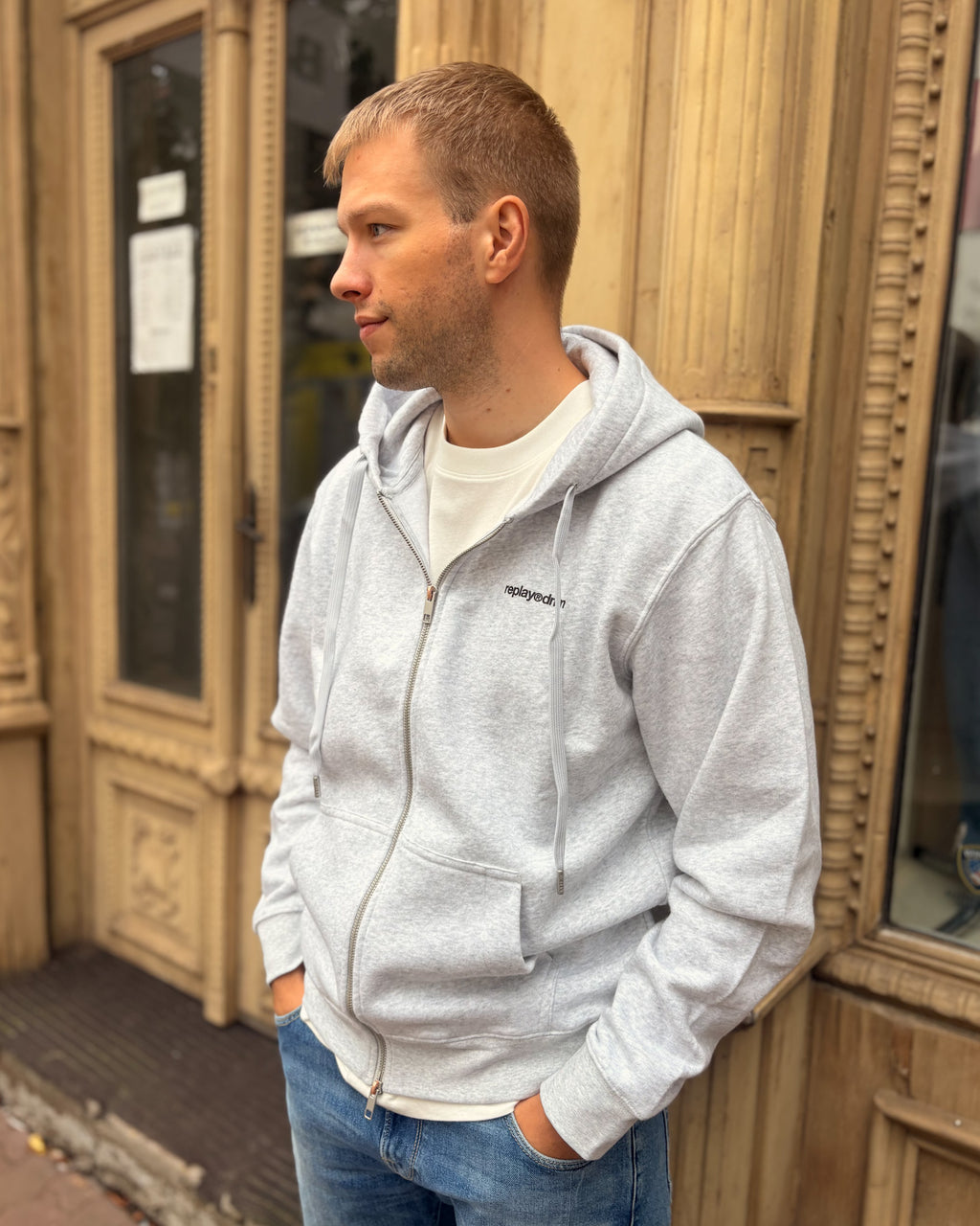 PÁNSKÁ MIKINA REPLAY NA ZIP S KAPUCÍ A POTISKEM REPLAY ®DNM – M13LU .000.72493