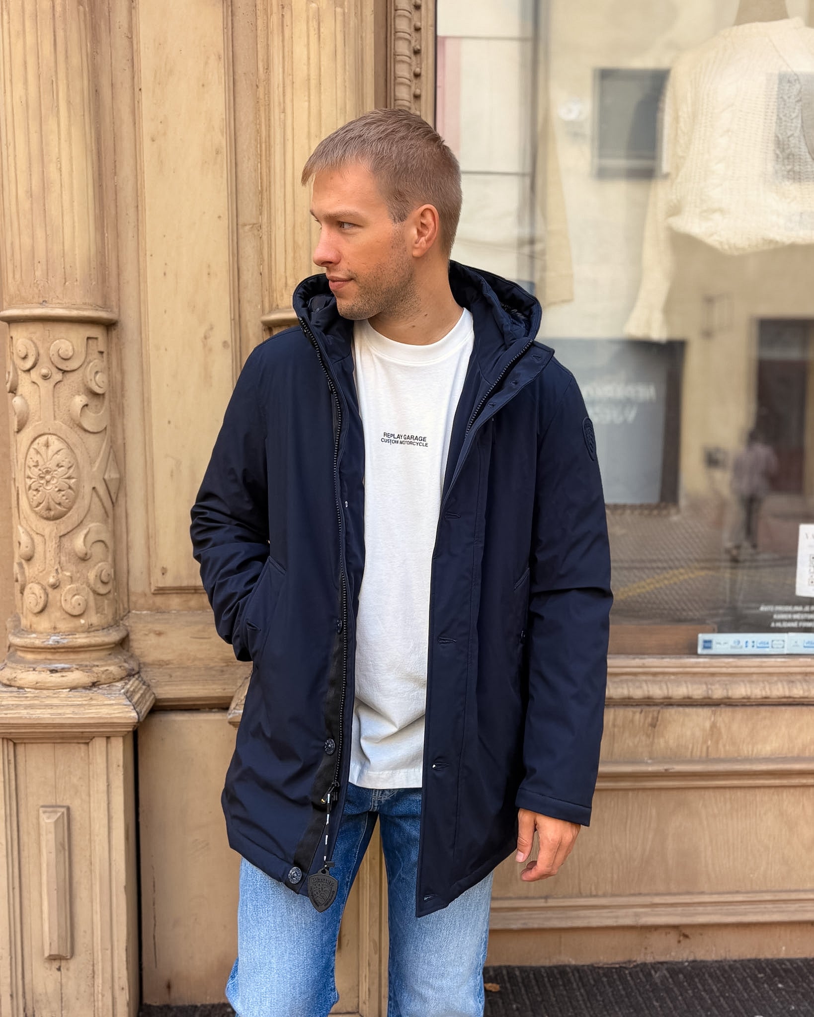 PÁNSKÁ ZIMNÍ PARKA BLAUER S KAPUCÍ A ERBEM NA RUKÁVU – 26WBLUK03062005480