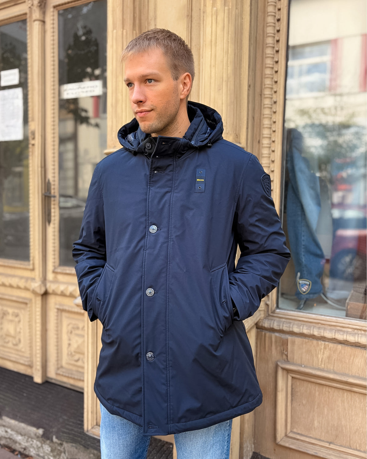 PÁNSKÁ ZIMNÍ PARKA BLAUER S KAPUCÍ A ERBEM NA RUKÁVU – 26WBLUK03062005480