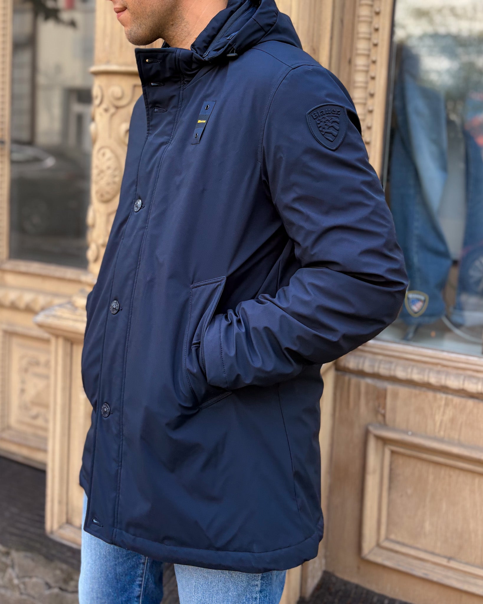 PÁNSKÁ ZIMNÍ PARKA BLAUER S KAPUCÍ A ERBEM NA RUKÁVU – 26WBLUK03062005480