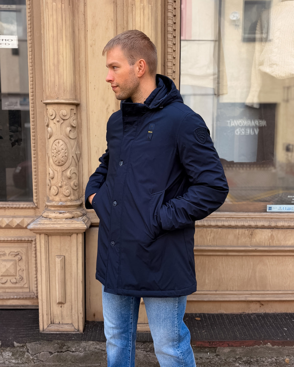 PÁNSKÁ ZIMNÍ PARKA BLAUER S KAPUCÍ A ERBEM NA RUKÁVU – 26WBLUK03062005480
