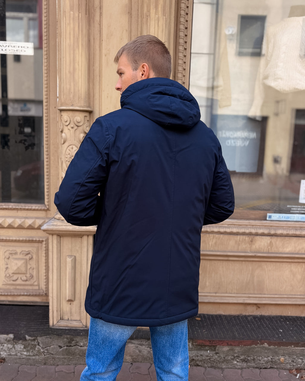 PÁNSKÁ ZIMNÍ PARKA BLAUER S KAPUCÍ A ERBEM NA RUKÁVU – 26WBLUK03062005480