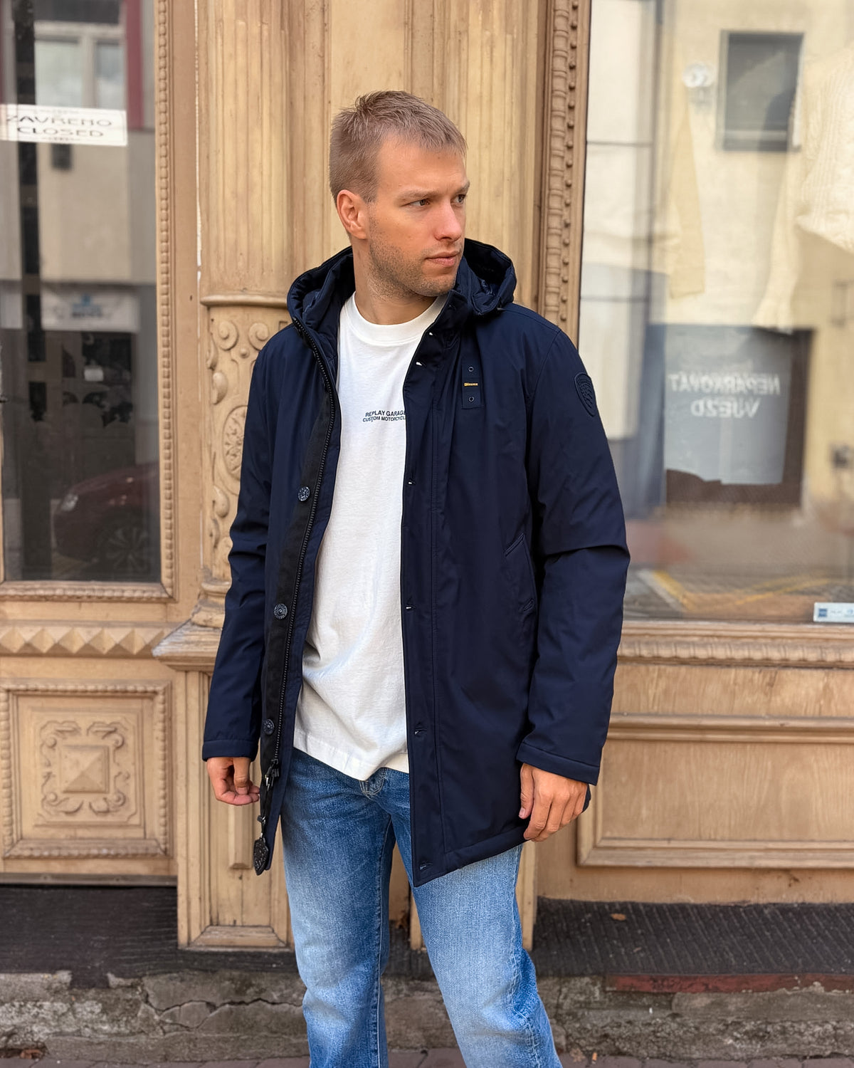 PÁNSKÁ ZIMNÍ PARKA BLAUER S KAPUCÍ A ERBEM NA RUKÁVU – 26WBLUK03062005480