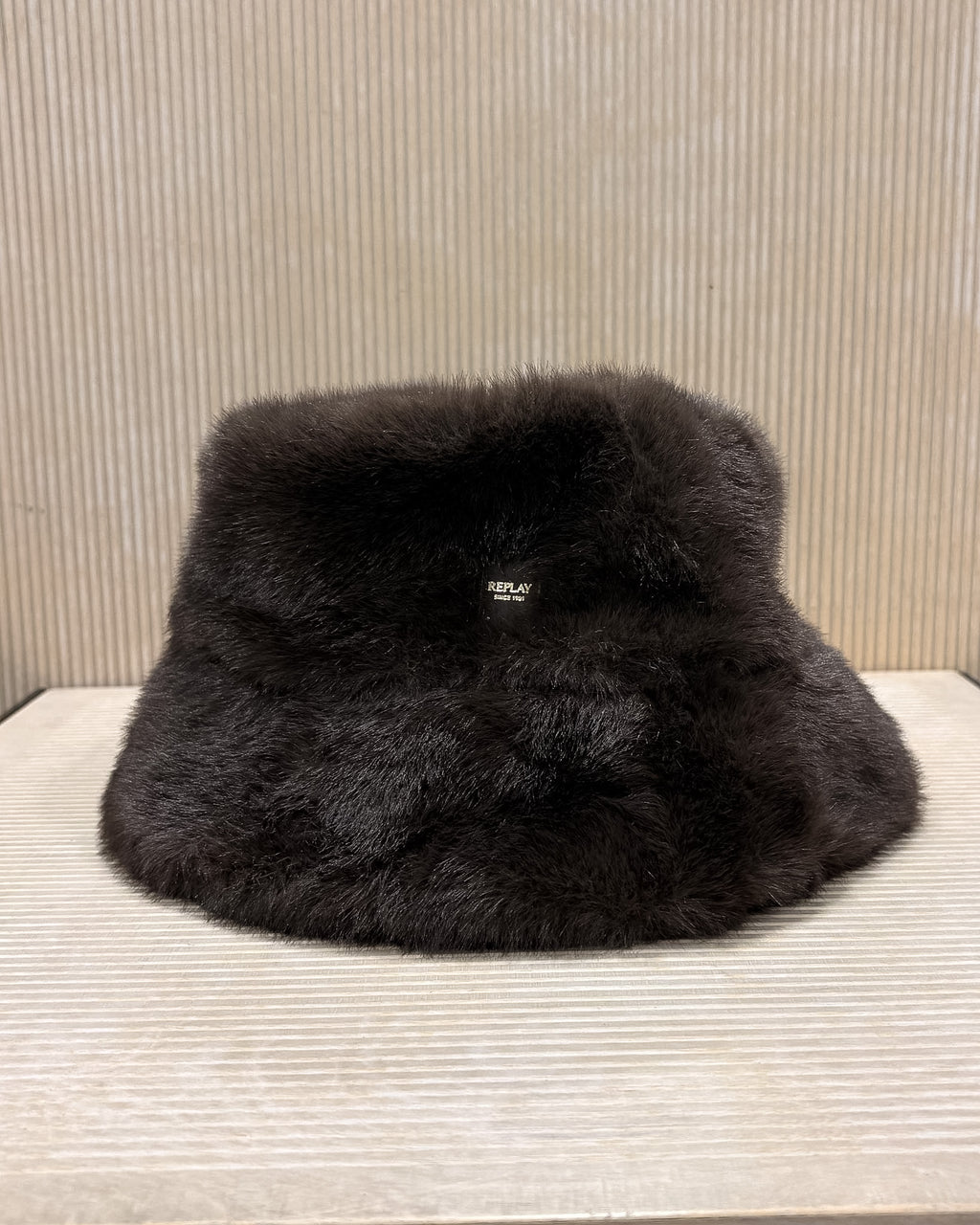 BUCKET HAT REPLAY AUS KUNSTFELL MIT SINCE 1981 AUFNÄHER – AW00AW .000.A7243T