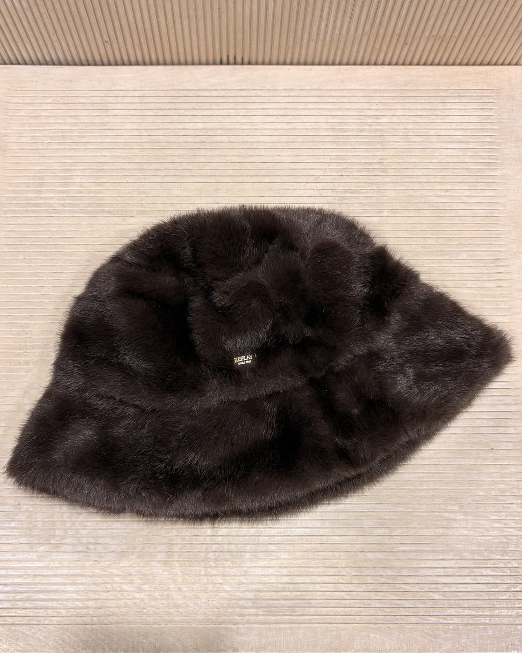 BUCKET HAT REPLAY AUS KUNSTFELL MIT SINCE 1981 AUFNÄHER – AW00AW .000.A7243T