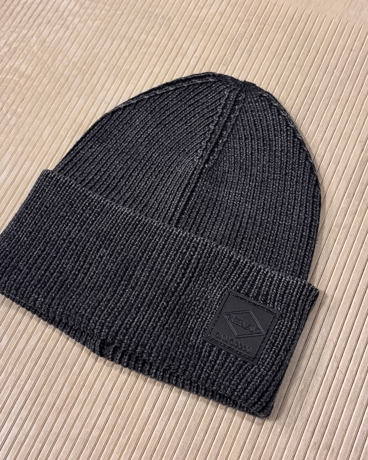 MÜTZE REPLAY GERIPPT MIT BREITEM BUND UND LEDERPATCH DNM GOODS – AX006S .000.A7243Q