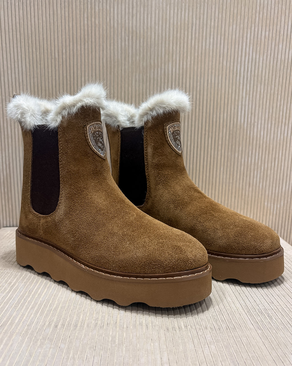 BLAUER KYLE CHELSEA-BOOTS FÜR DAMEN AUS WILDLEDER MIT FELLFUTTER – F6KYLE03/SWA