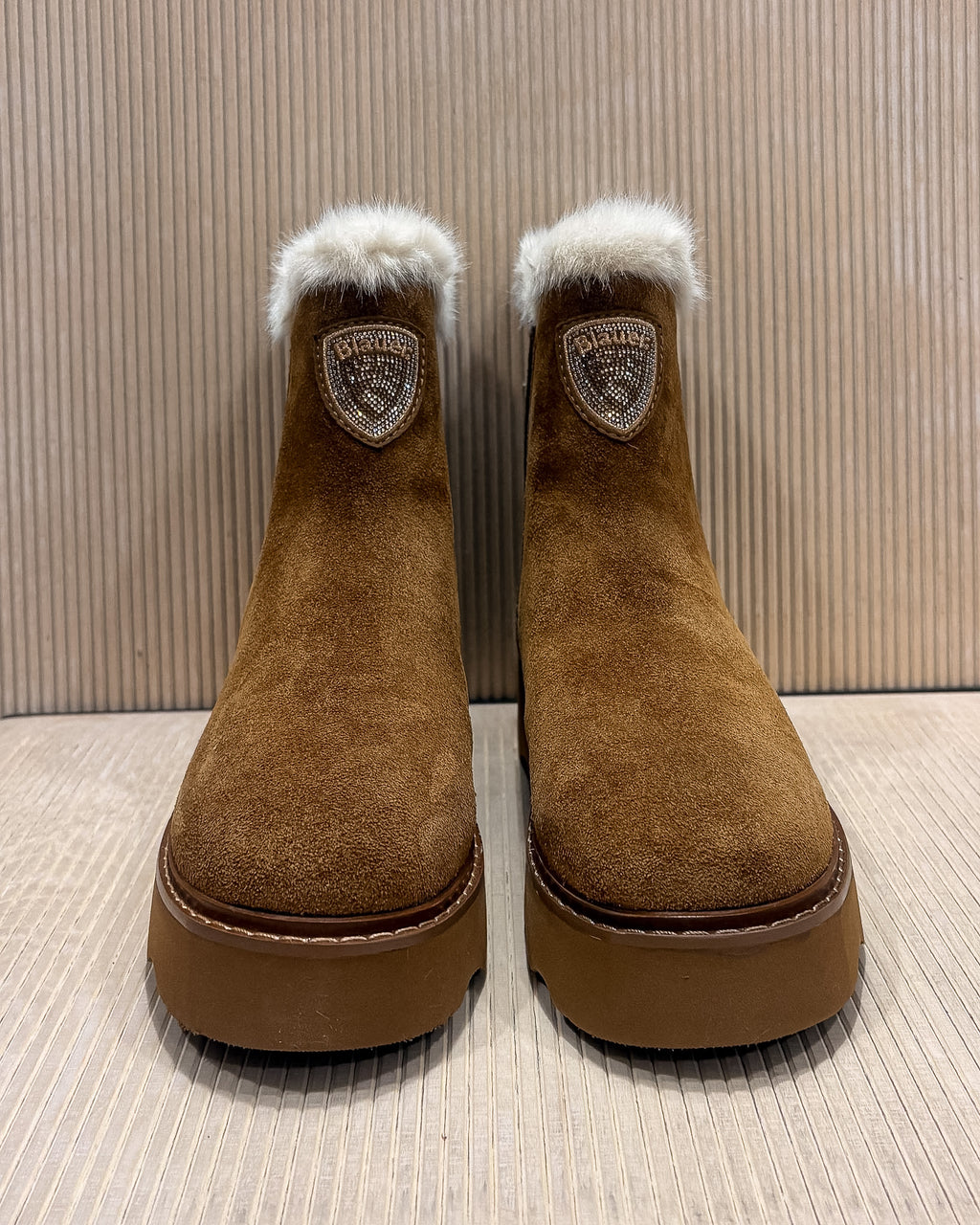BLAUER KYLE CHELSEA-BOOTS FÜR DAMEN AUS WILDLEDER MIT FELLFUTTER – F6KYLE03/SWA