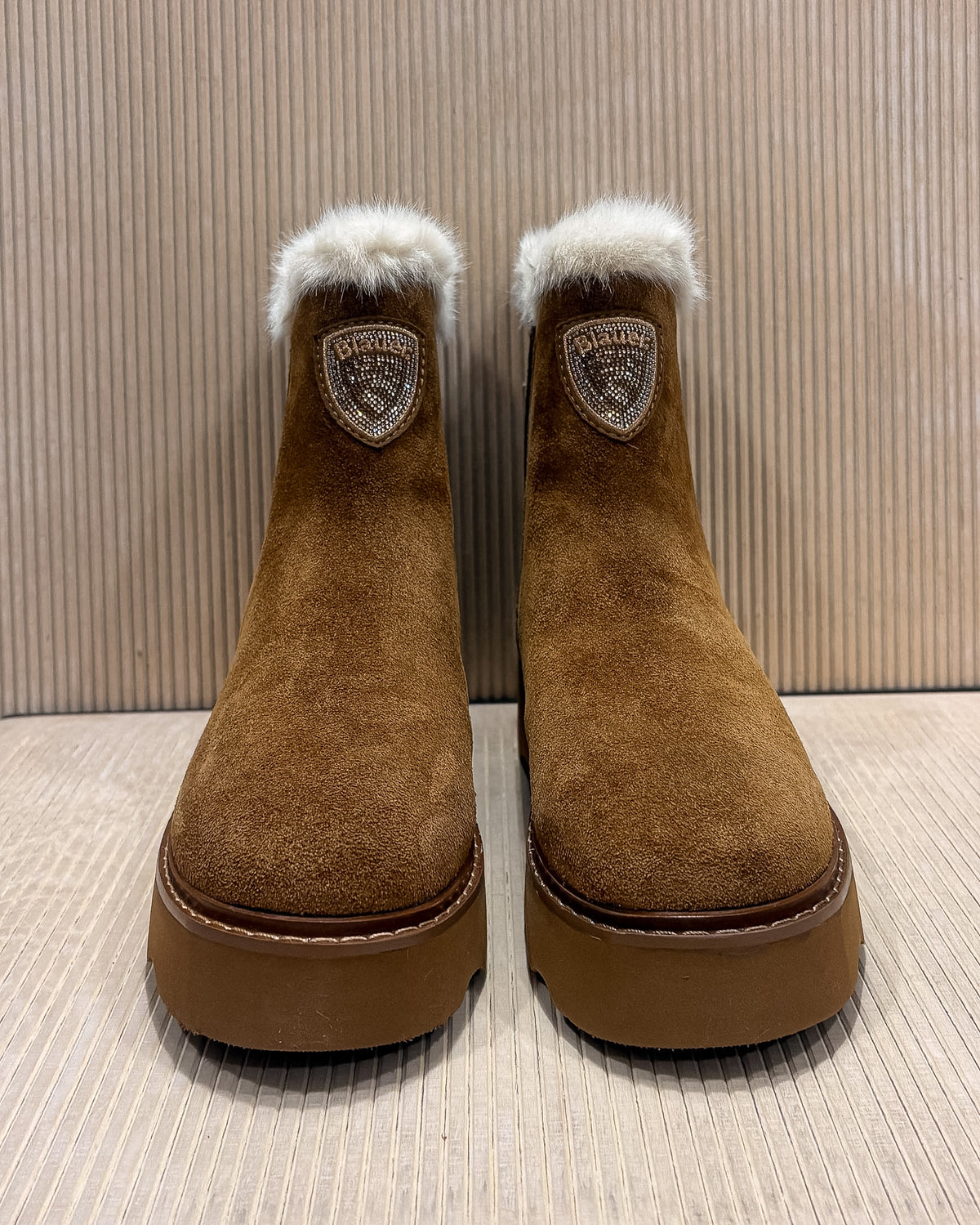 BLAUER KYLE CHELSEA-BOOTS FÜR DAMEN AUS WILDLEDER MIT FELLFUTTER – F6KYLE03/SWA
