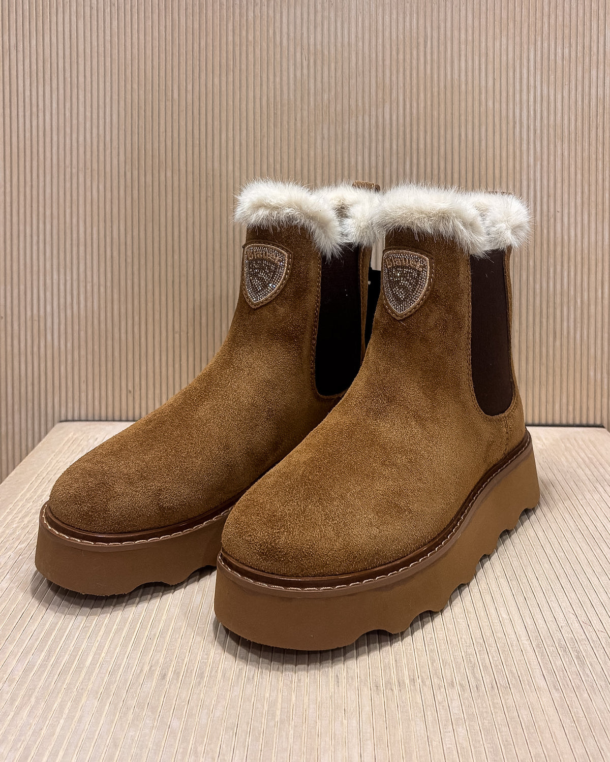 BLAUER KYLE CHELSEA-BOOTS FÜR DAMEN AUS WILDLEDER MIT FELLFUTTER – F6KYLE03/SWA