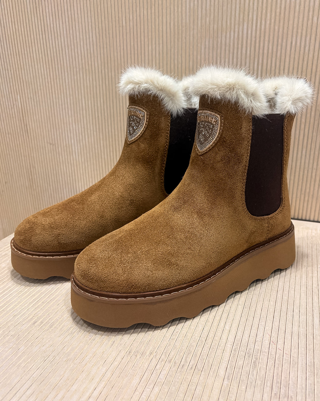 BLAUER KYLE CHELSEA-BOOTS FÜR DAMEN AUS WILDLEDER MIT FELLFUTTER – F6KYLE03/SWA