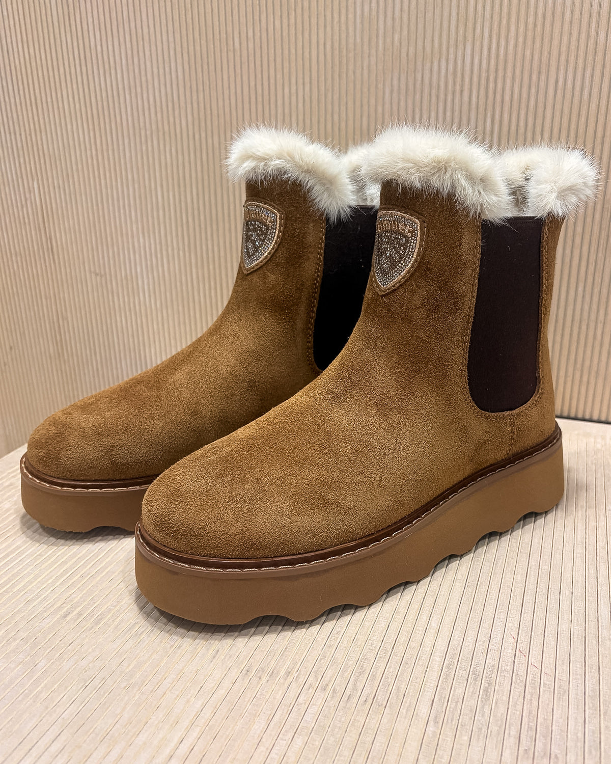 BLAUER KYLE CHELSEA-BOOTS FÜR DAMEN AUS WILDLEDER MIT FELLFUTTER – F6KYLE03/SWA