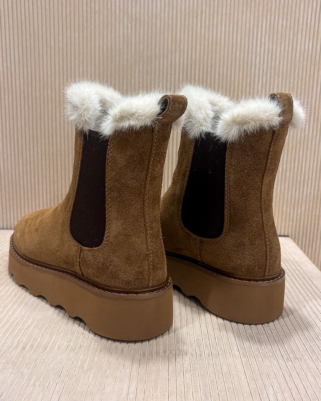 BLAUER KYLE CHELSEA-BOOTS FÜR DAMEN AUS WILDLEDER MIT FELLFUTTER – F6KYLE03/SWA