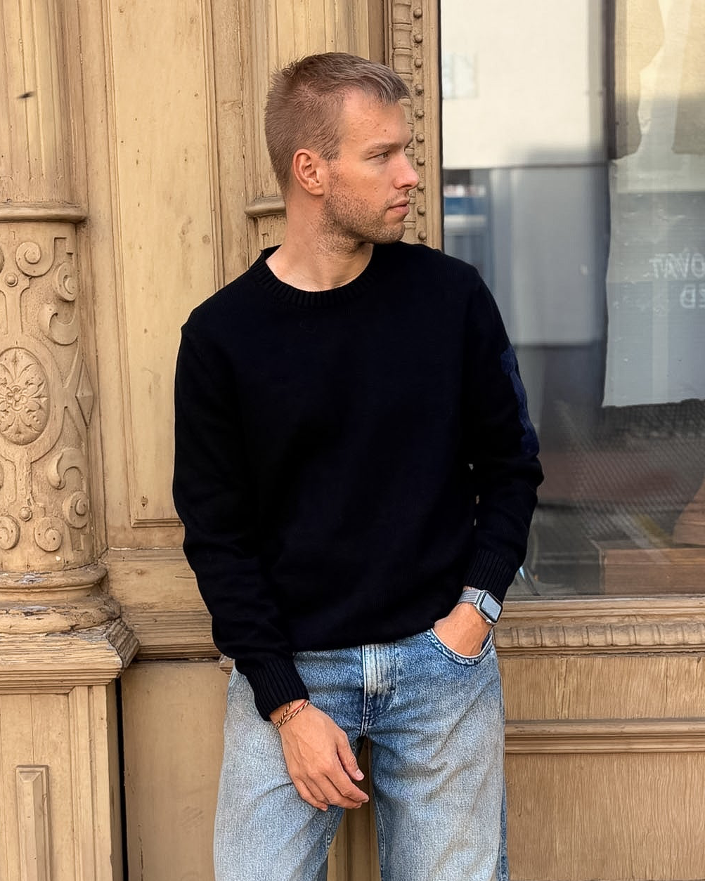 PÁNSKY PLETENÝ SVETER REPLAY S HRUBÝM REBROVANÍM A ZAMATOVÝM LOGOM R