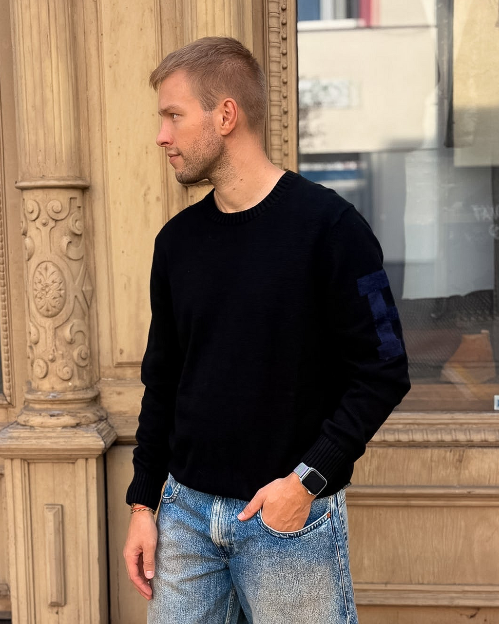 PÁNSKY PLETENÝ SVETER REPLAY S HRUBÝM REBROVANÍM A ZAMATOVÝM LOGOM R